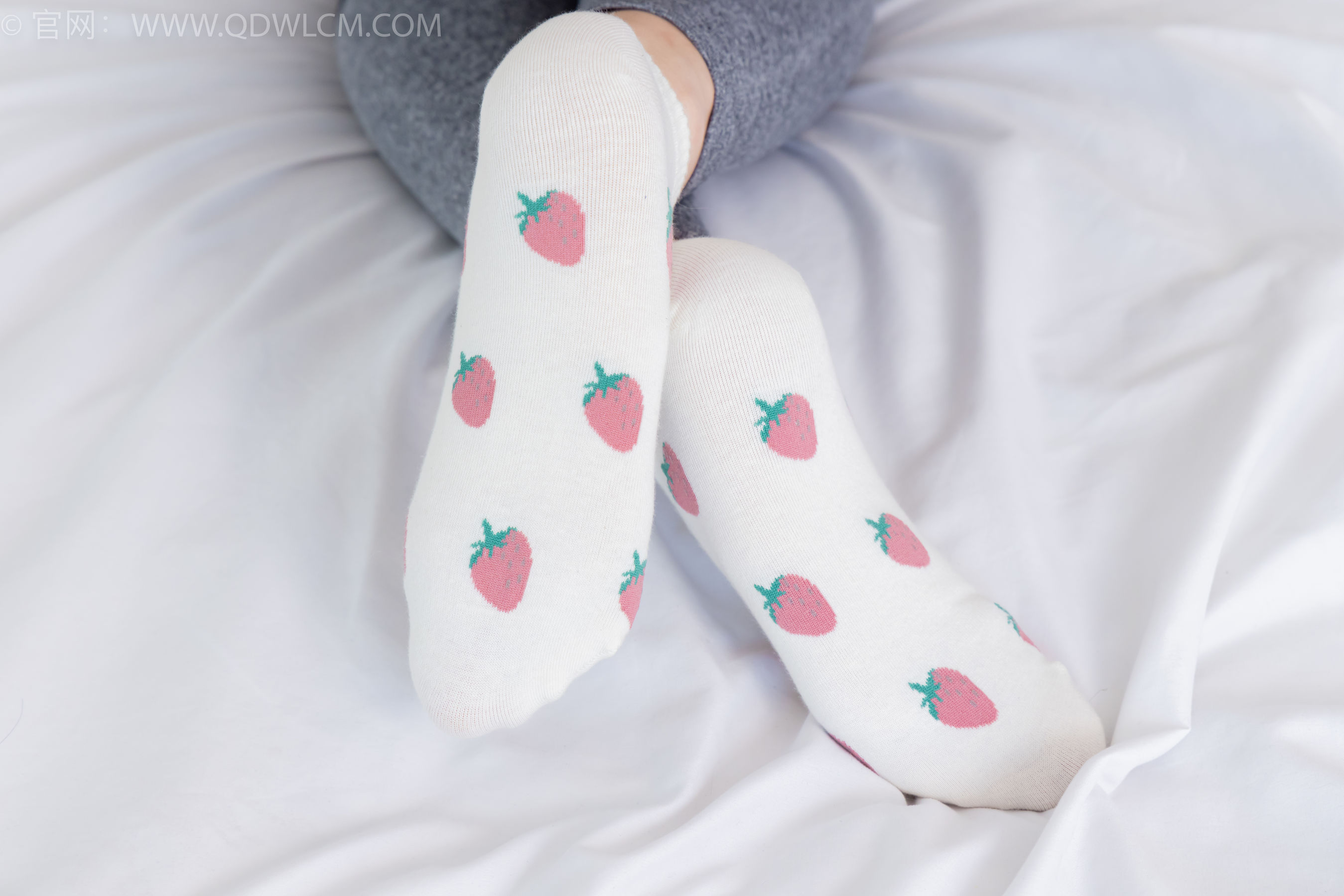 物恋传媒 No.2283 泡泡 - 高跟长靴、卡通白棉袜、裸足/(180P)