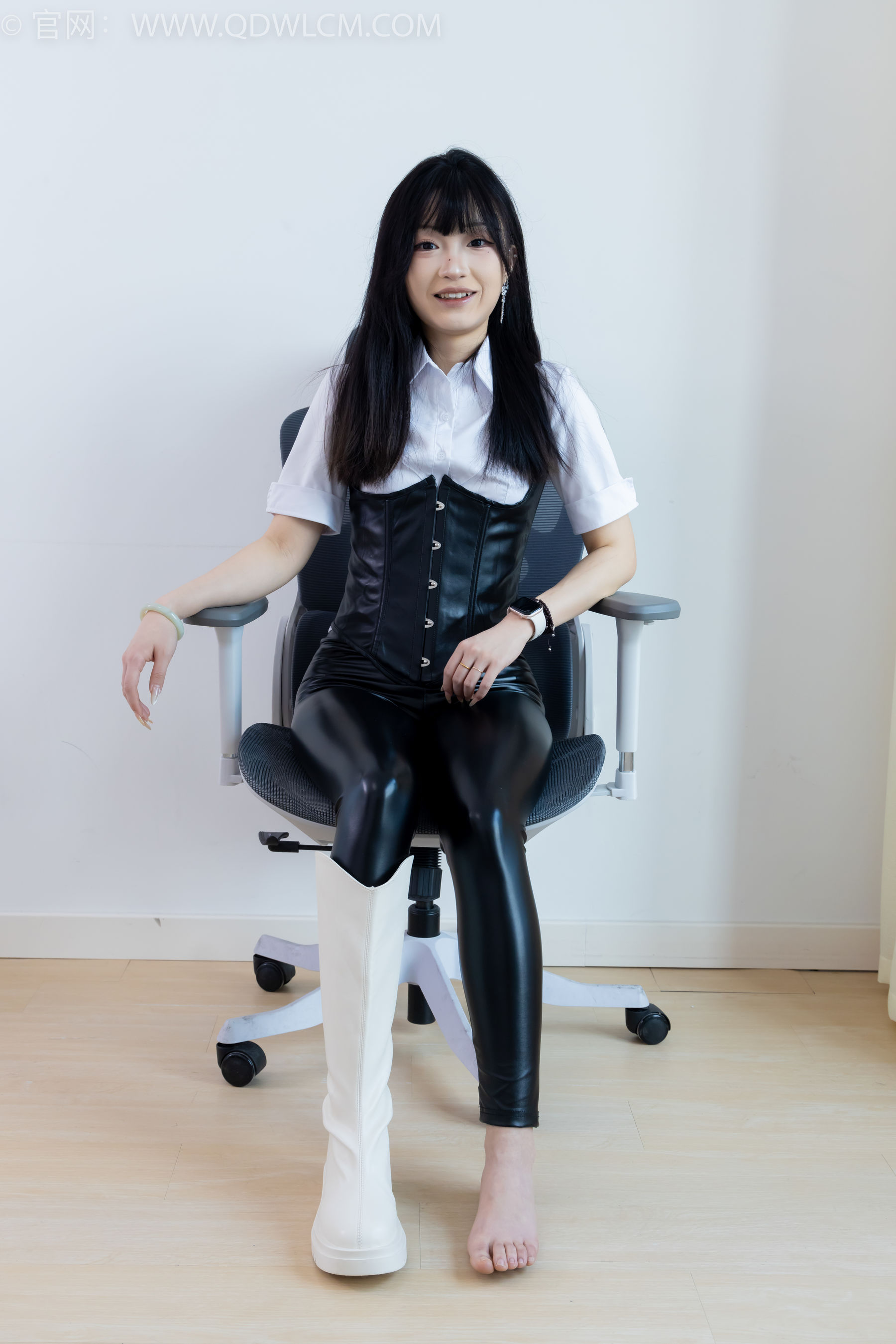 物恋传媒 No.2289 嘟嘟 - 长靴、高跟凉鞋、白棉袜、裸足/(200P)