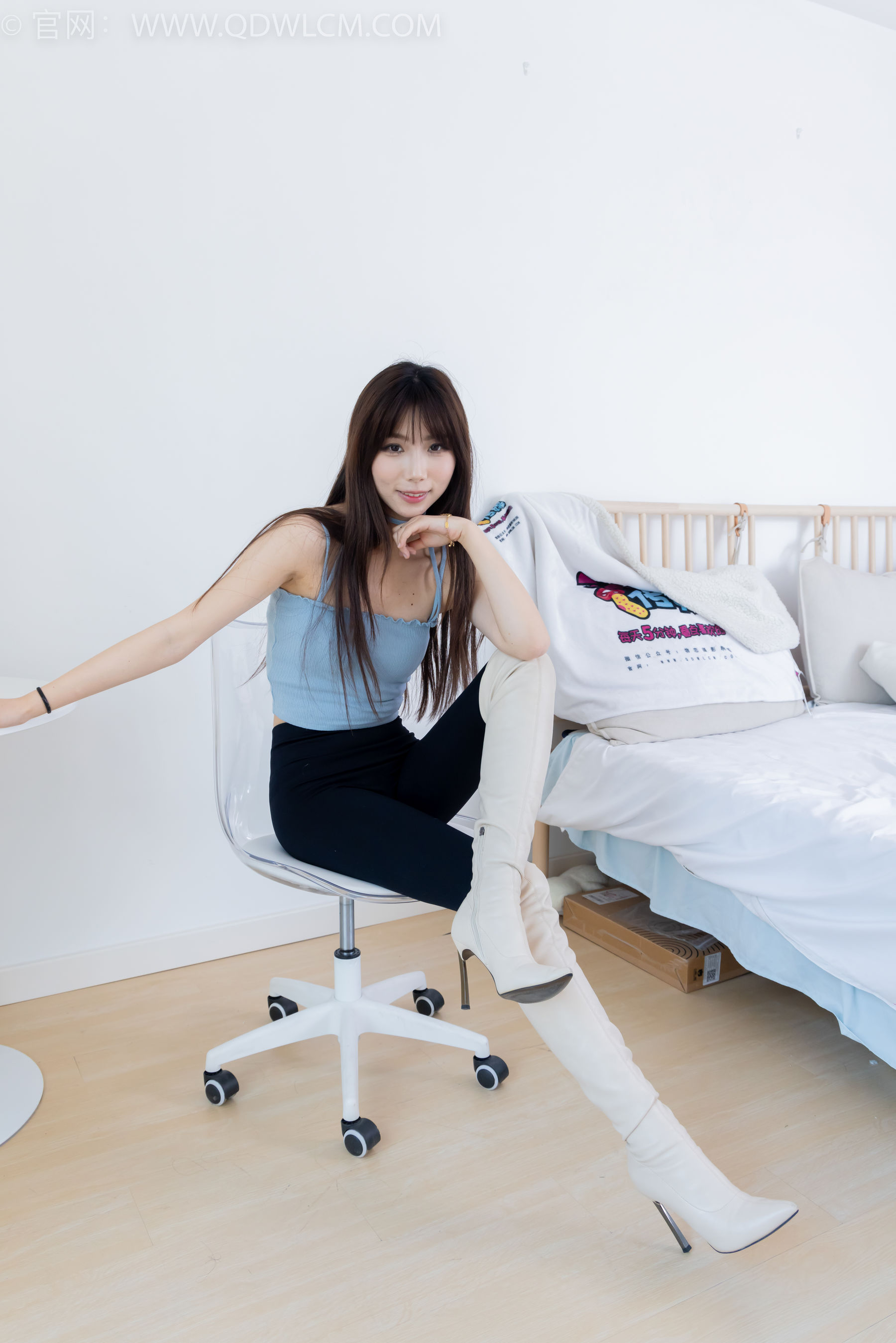 物恋传媒 No.2283 泡泡 - 高跟长靴、卡通白棉袜、裸足/(180P)