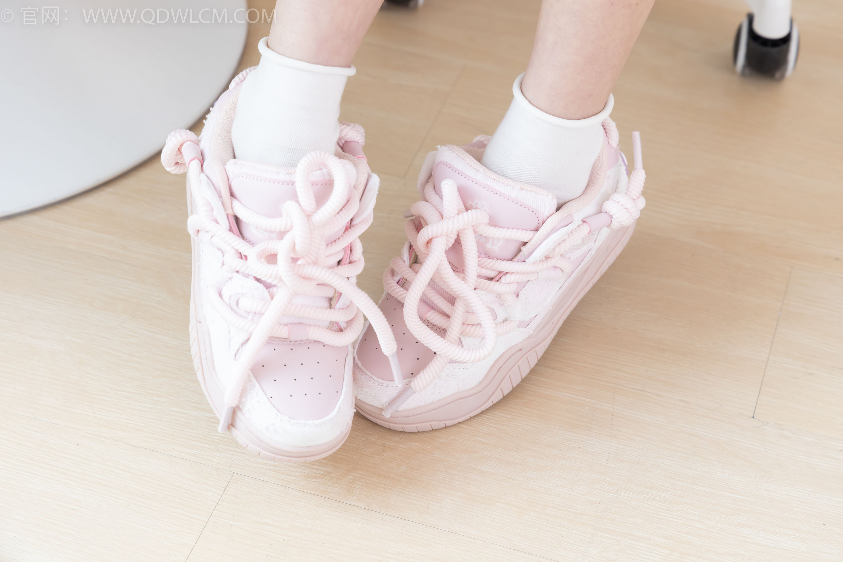 物恋传媒 No.2286 闪闪 - 板鞋、两双自然穿脏白棉袜/(165P)