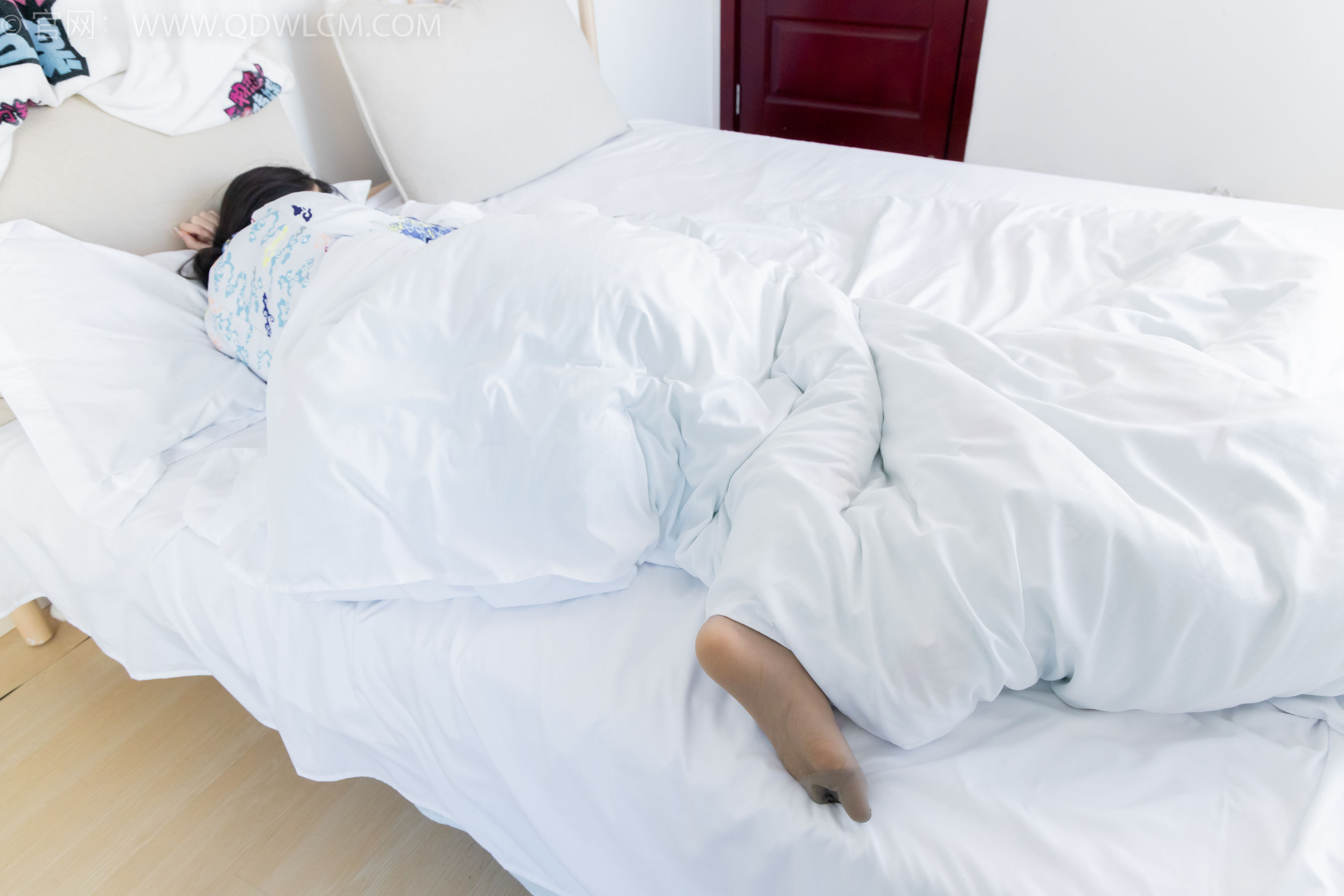 物恋传媒 No.2284 菜菜 - 高跟鞋、薄灰丝、盖被子睡觉剧情/(159P)