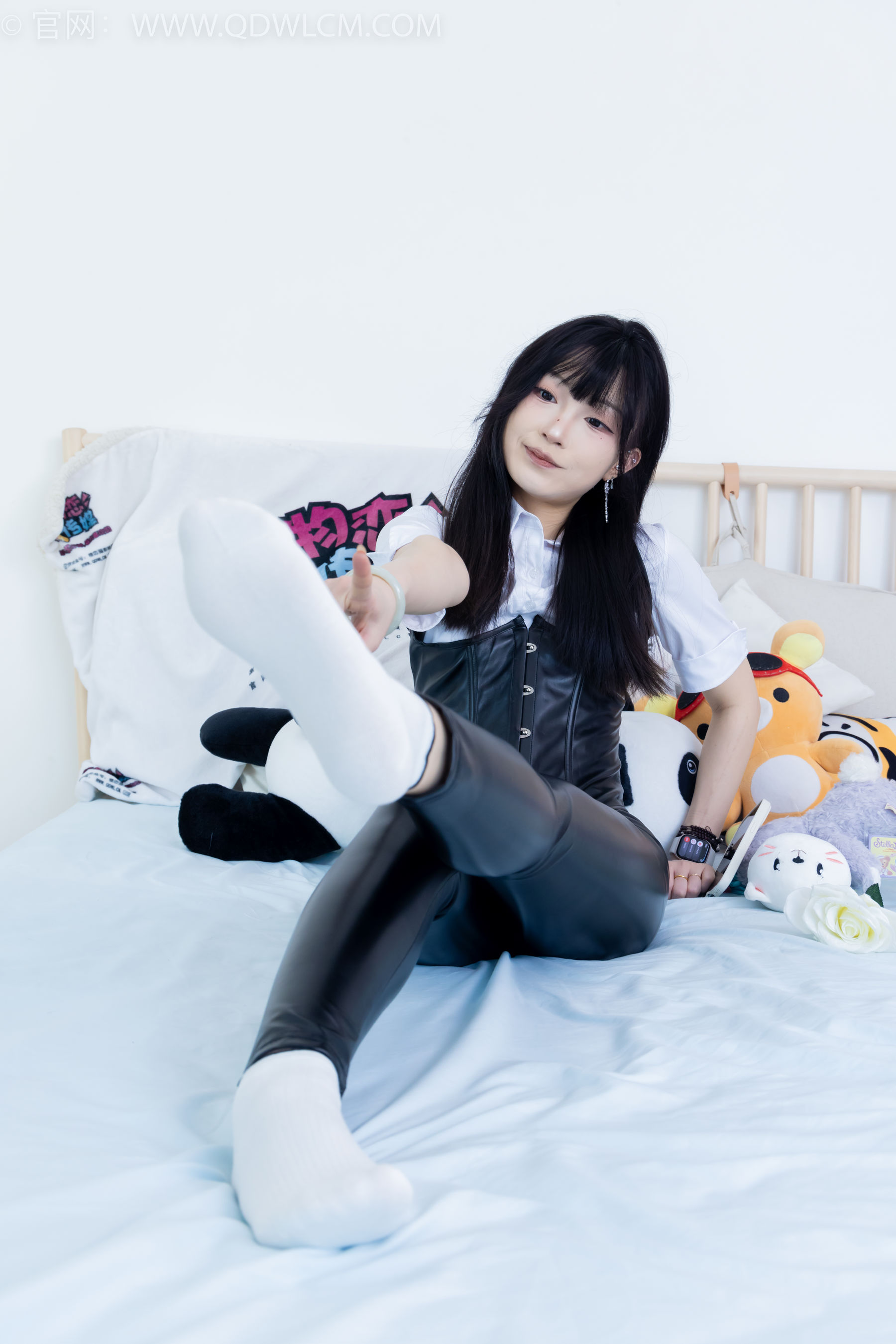 物恋传媒 No.2289 嘟嘟 - 长靴、高跟凉鞋、白棉袜、裸足/(200P)