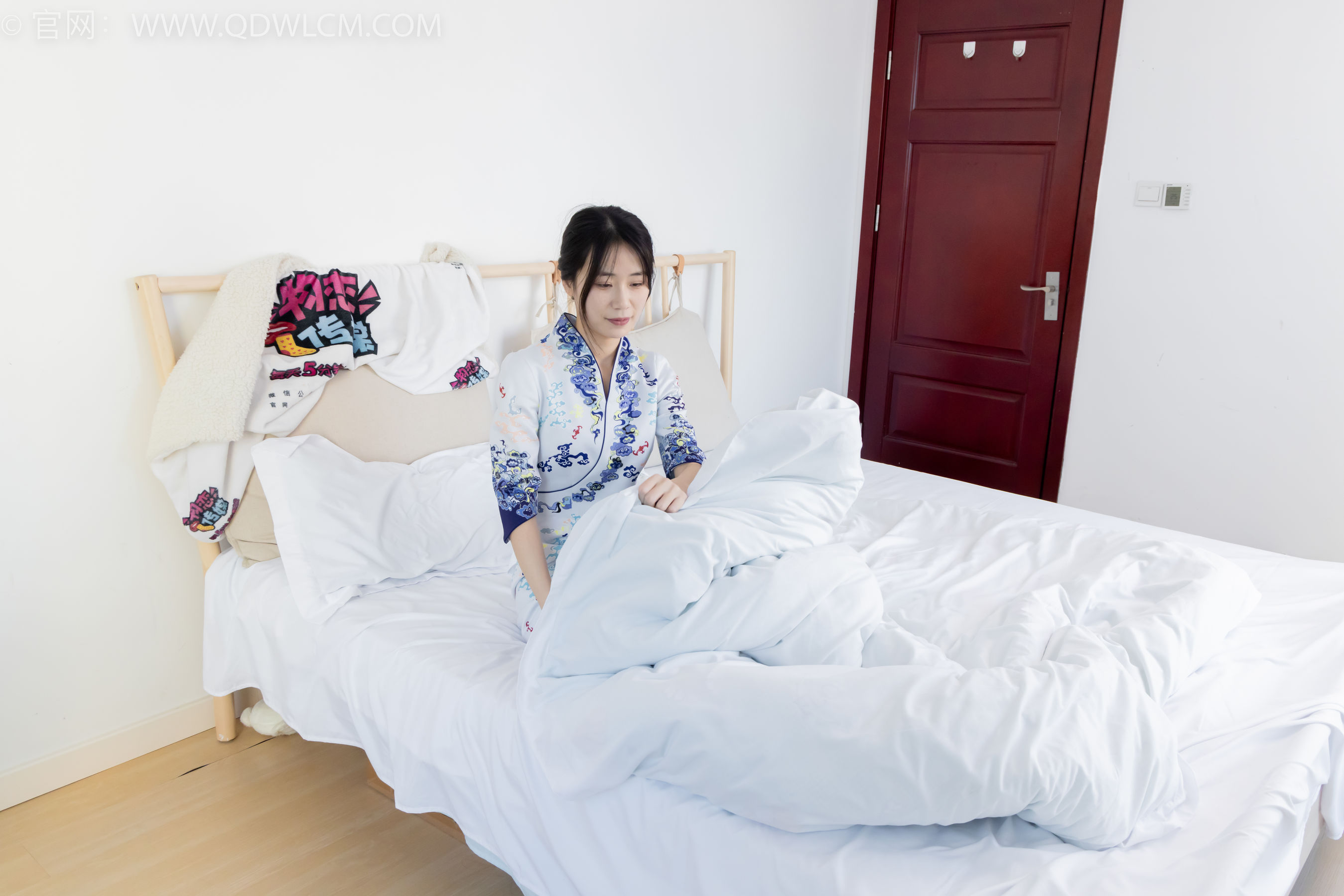 物恋传媒 No.2284 菜菜 - 高跟鞋、薄灰丝、盖被子睡觉剧情/(159P)