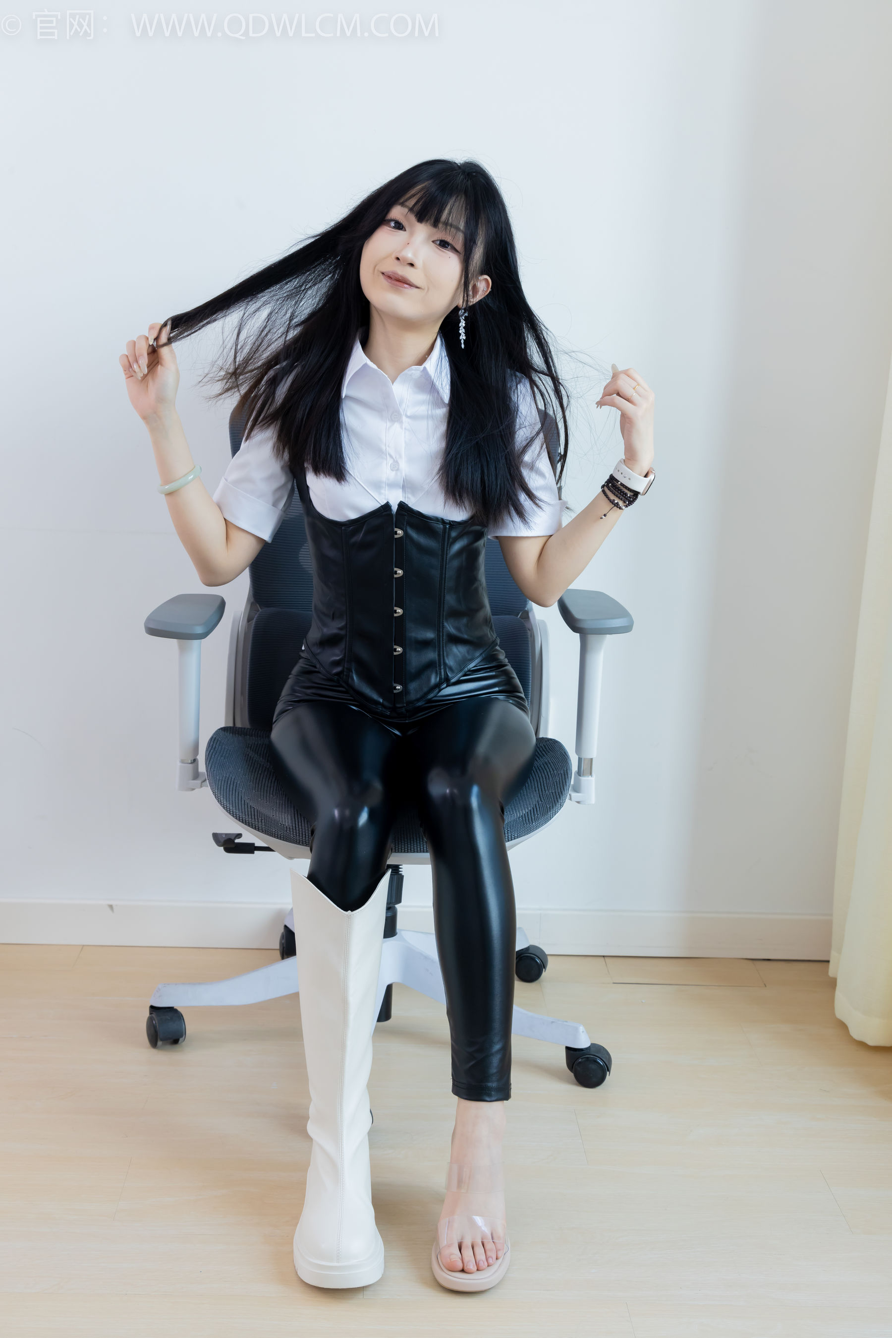 物恋传媒 No.2289 嘟嘟 - 长靴、高跟凉鞋、白棉袜、裸足/(200P)