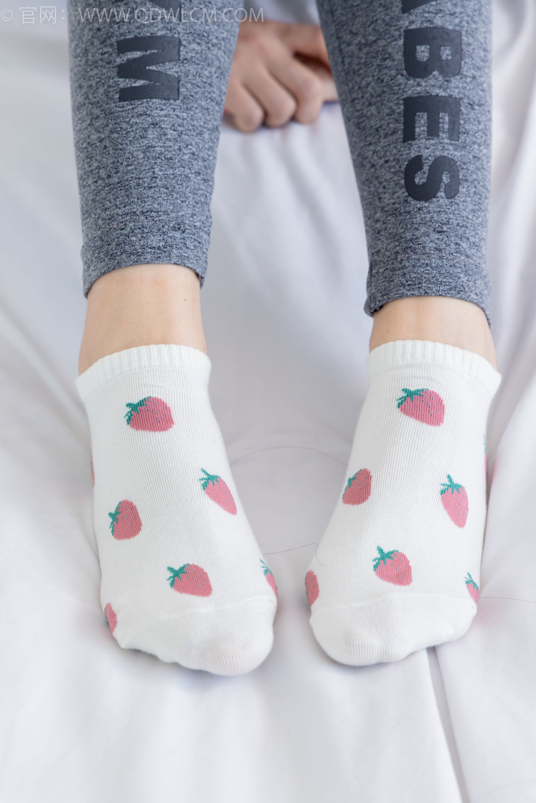 物恋传媒 No.2283 泡泡 - 高跟长靴、卡通白棉袜、裸足/(180P)