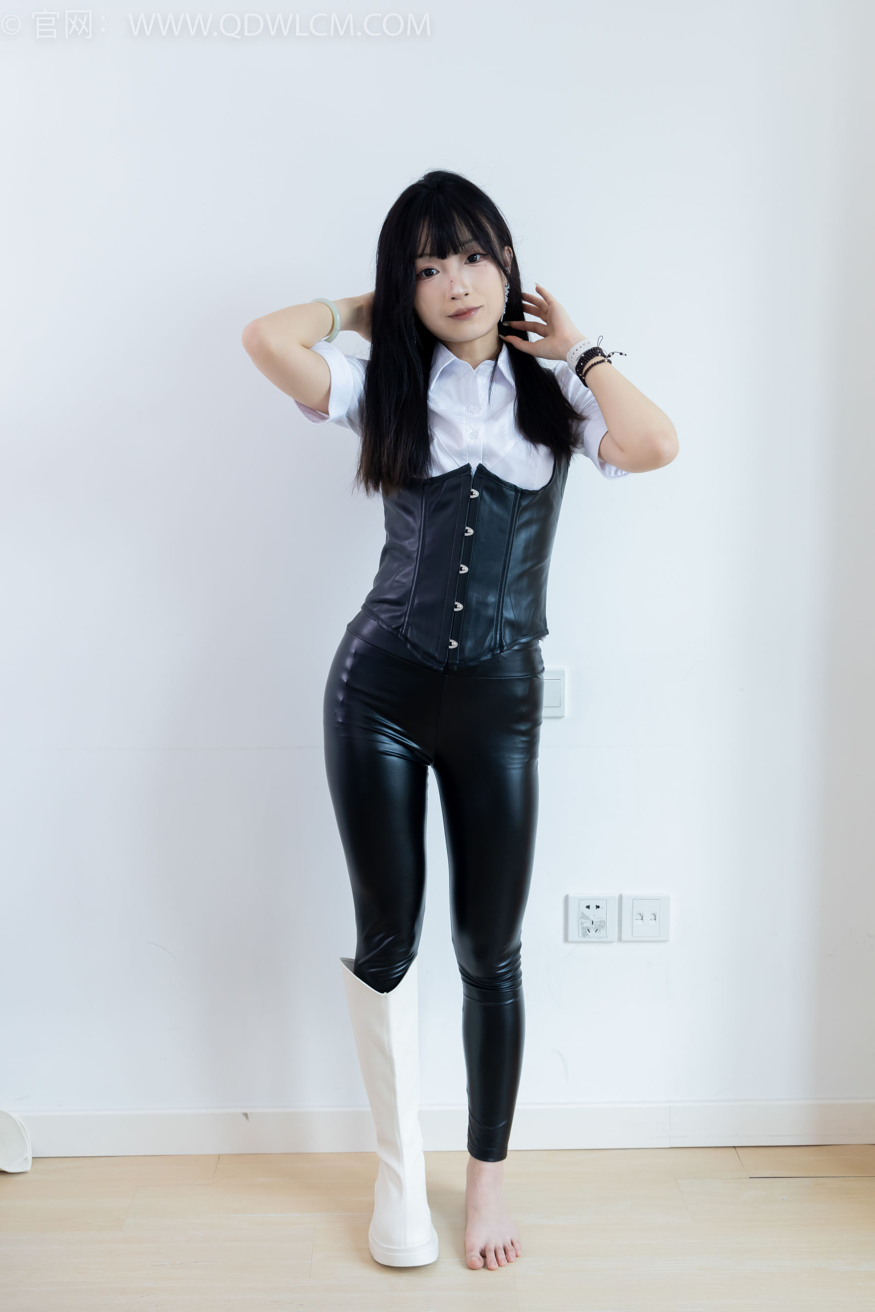 物恋传媒 No.2289 嘟嘟 - 长靴、高跟凉鞋、白棉袜、裸足/(200P)