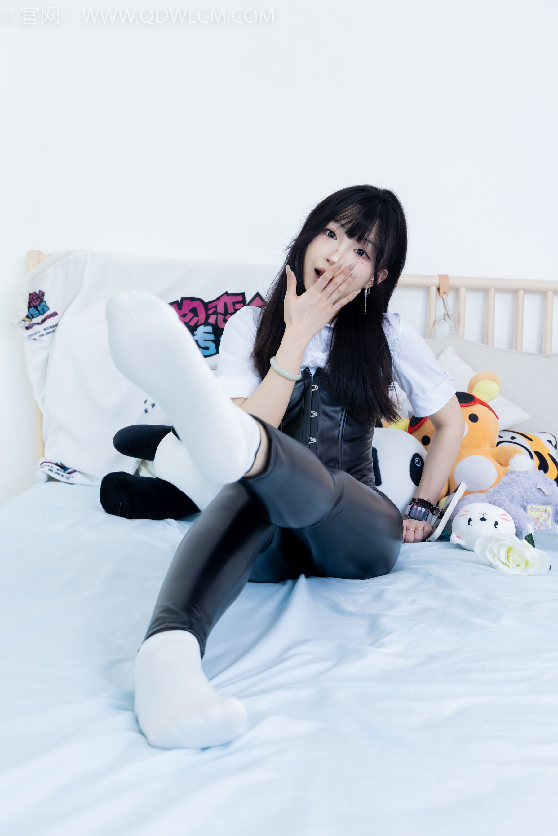 物恋传媒 No.2289 嘟嘟 - 长靴、高跟凉鞋、白棉袜、裸足/(200P)