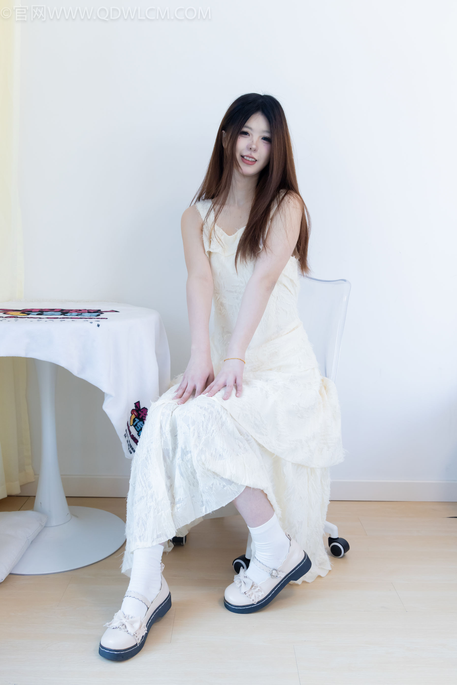 物恋传媒 No.2281 曲奇 - 皮鞋、白棉袜、裸足/(157P)