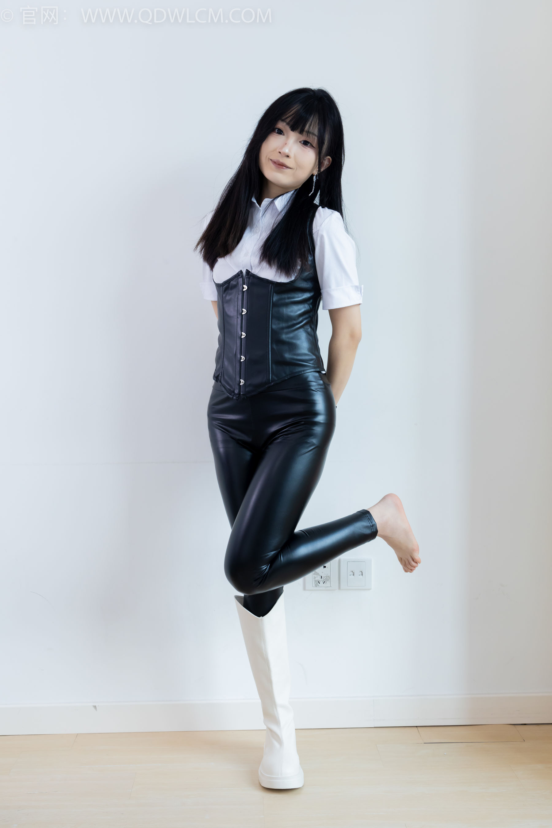 物恋传媒 No.2289 嘟嘟 - 长靴、高跟凉鞋、白棉袜、裸足/(200P)