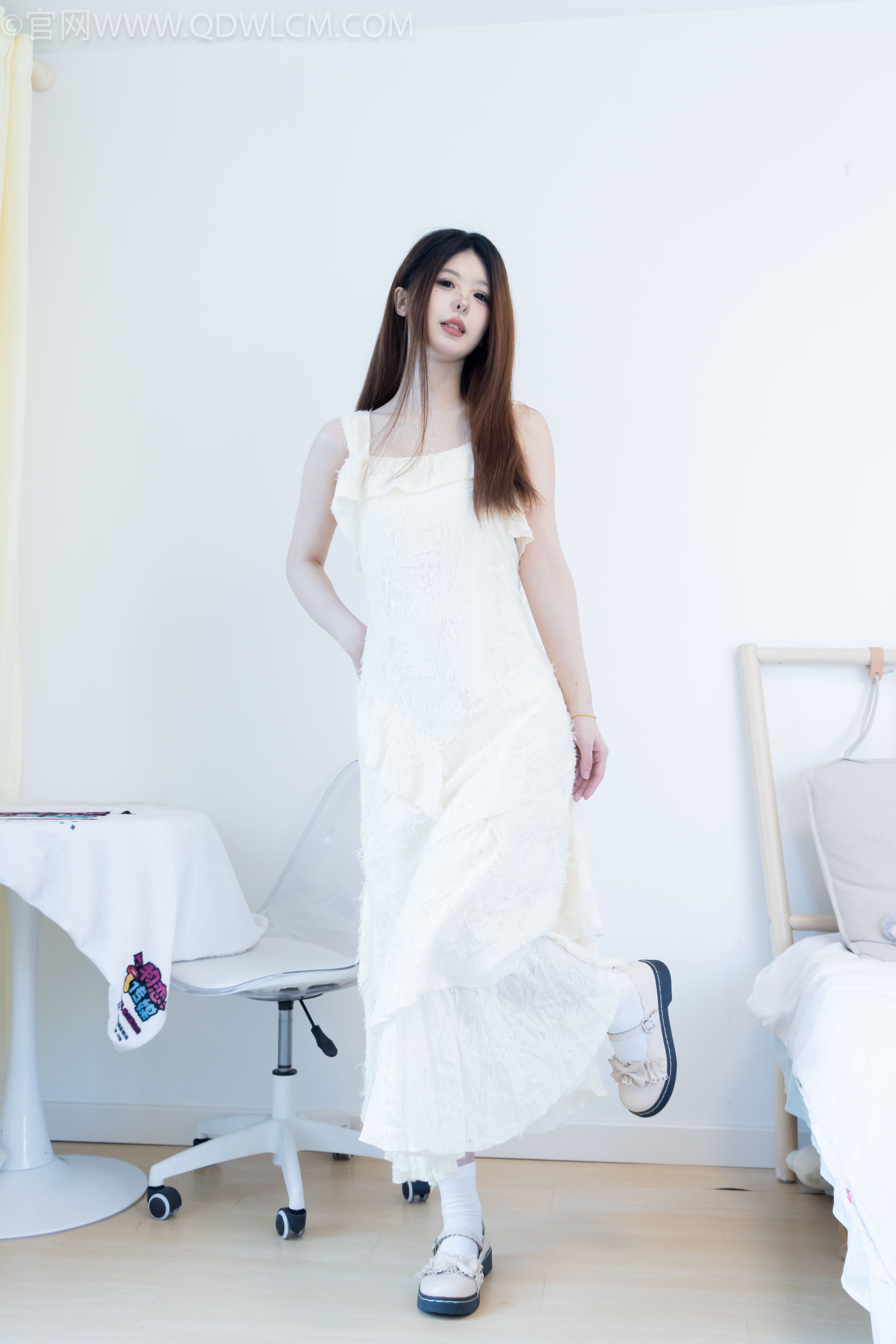 物恋传媒 No.2281 曲奇 - 皮鞋、白棉袜、裸足/(157P)