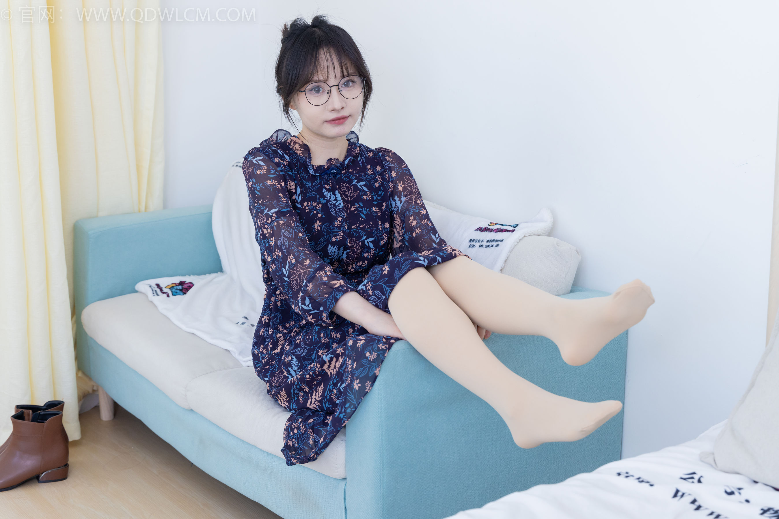 物恋传媒 No.2292 小酒 - 短靴、厚肉丝、踩小蛋糕剧情/(150P)