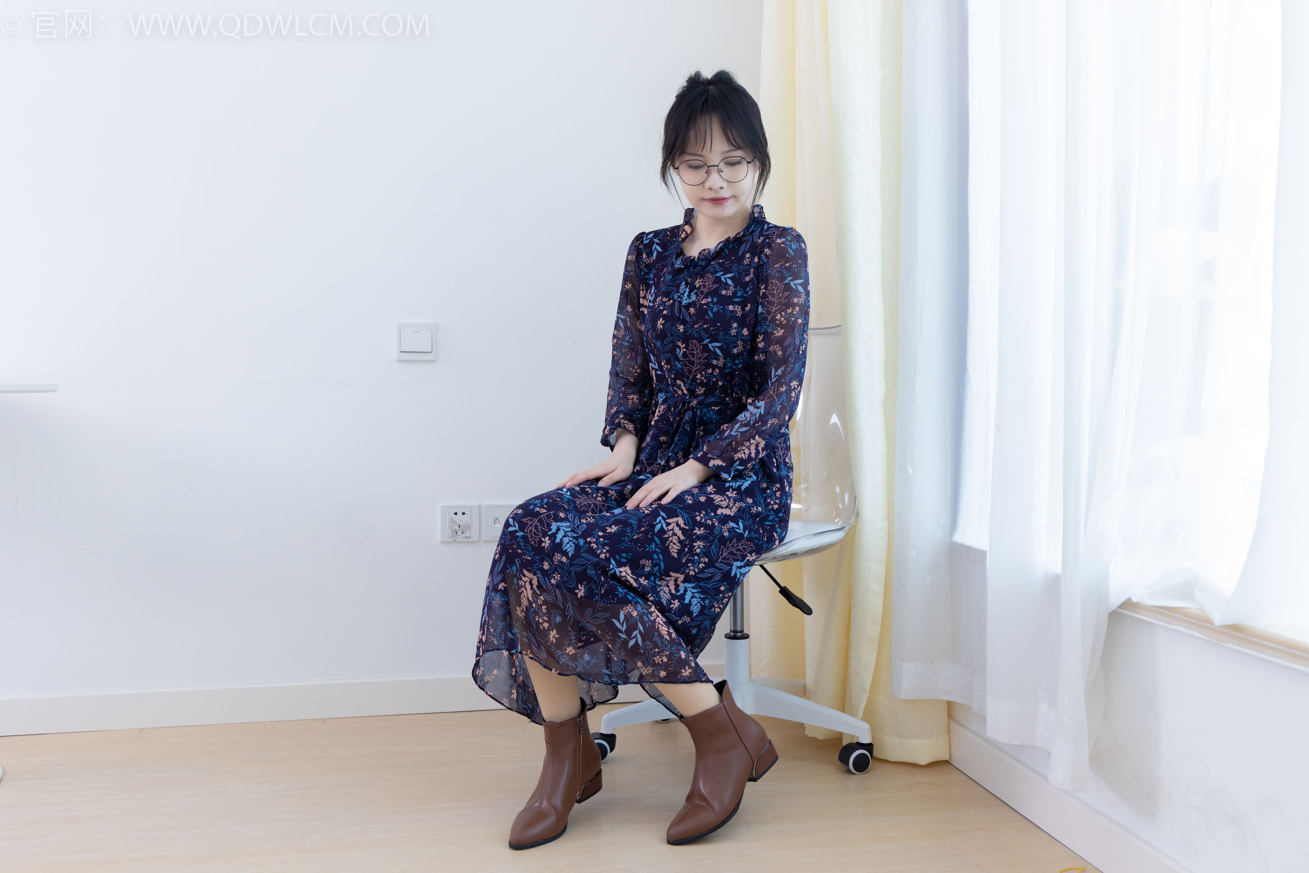 物恋传媒 No.2292 小酒 - 短靴、厚肉丝、踩小蛋糕剧情/(150P)