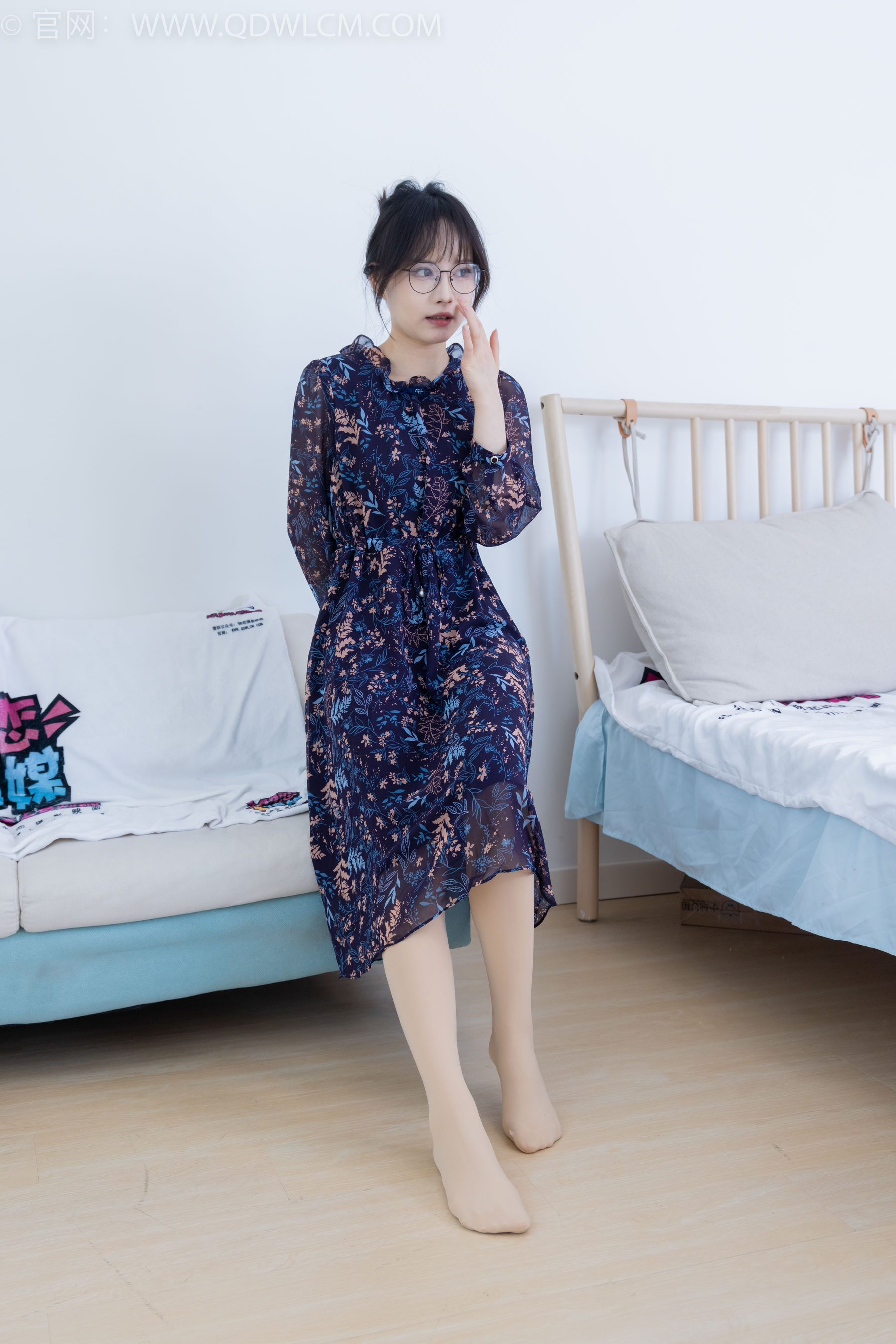 物恋传媒 No.2292 小酒 - 短靴、厚肉丝、踩小蛋糕剧情/(150P)