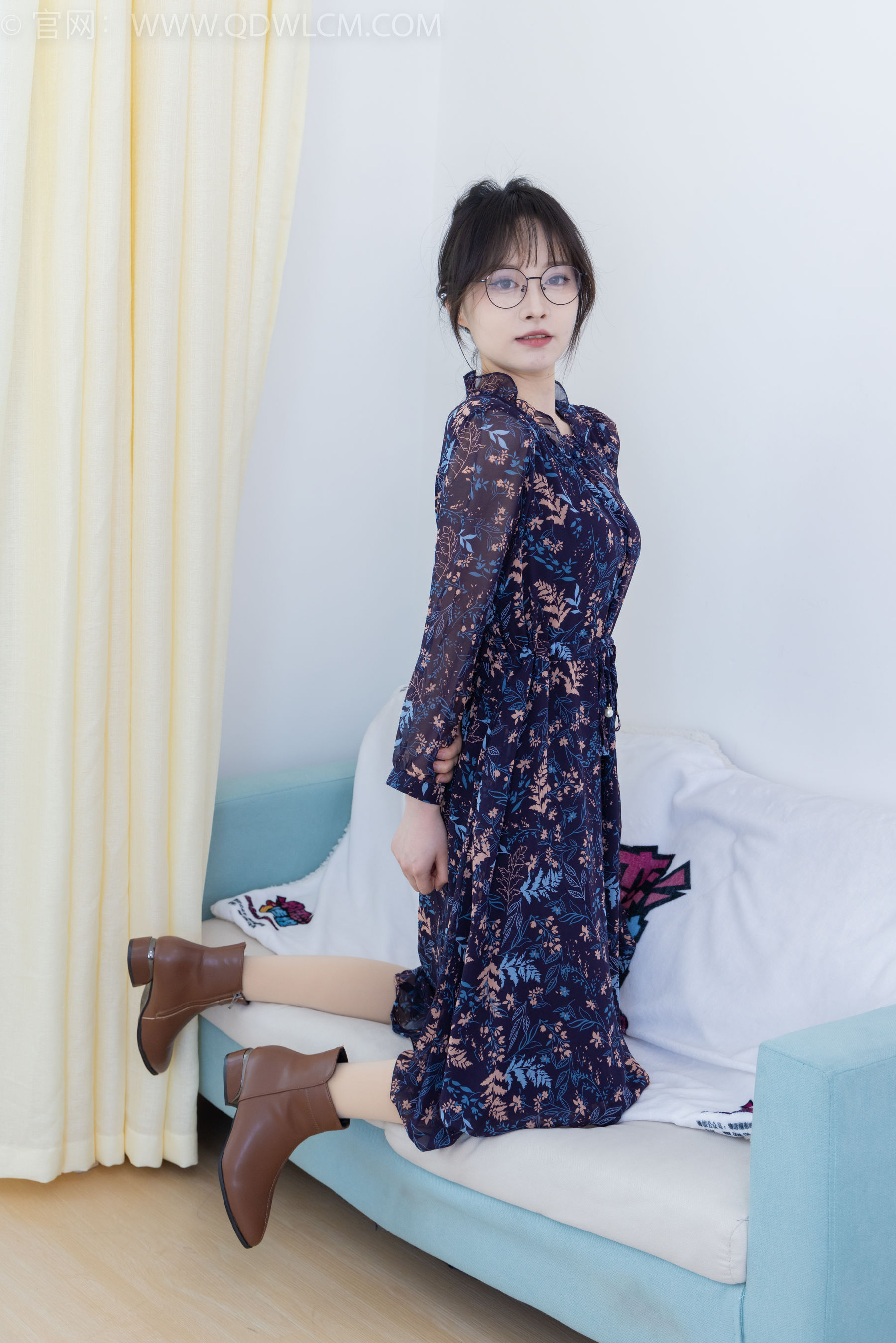 物恋传媒 No.2292 小酒 - 短靴、厚肉丝、踩小蛋糕剧情/(150P)