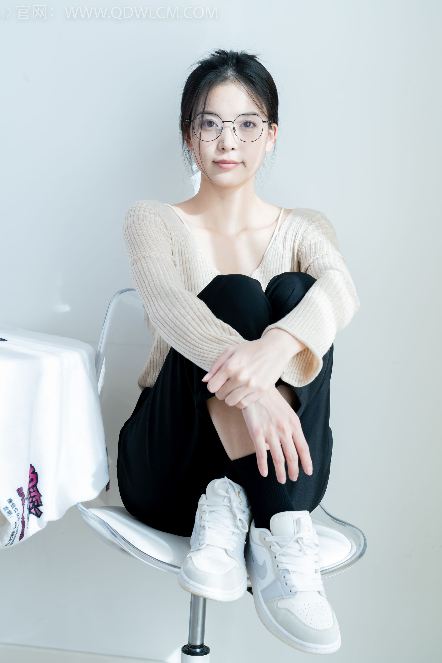 物恋传媒 No.2290 茯苓 - 板鞋、皮鞋、白船袜、黑棉袜、皮筋绑脚老头乐挠脚剧情/(230P)