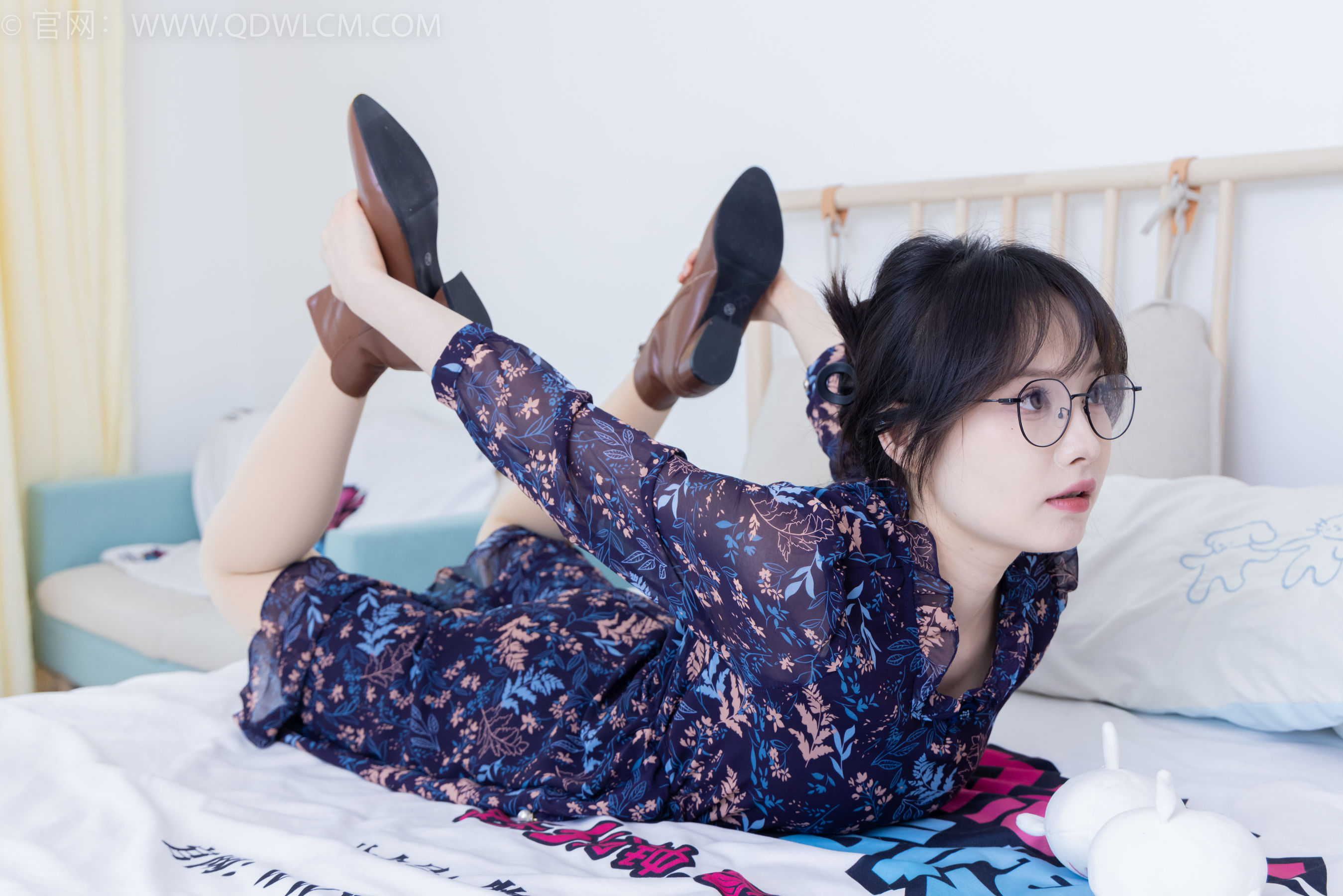 物恋传媒 No.2292 小酒 - 短靴、厚肉丝、踩小蛋糕剧情/(150P)