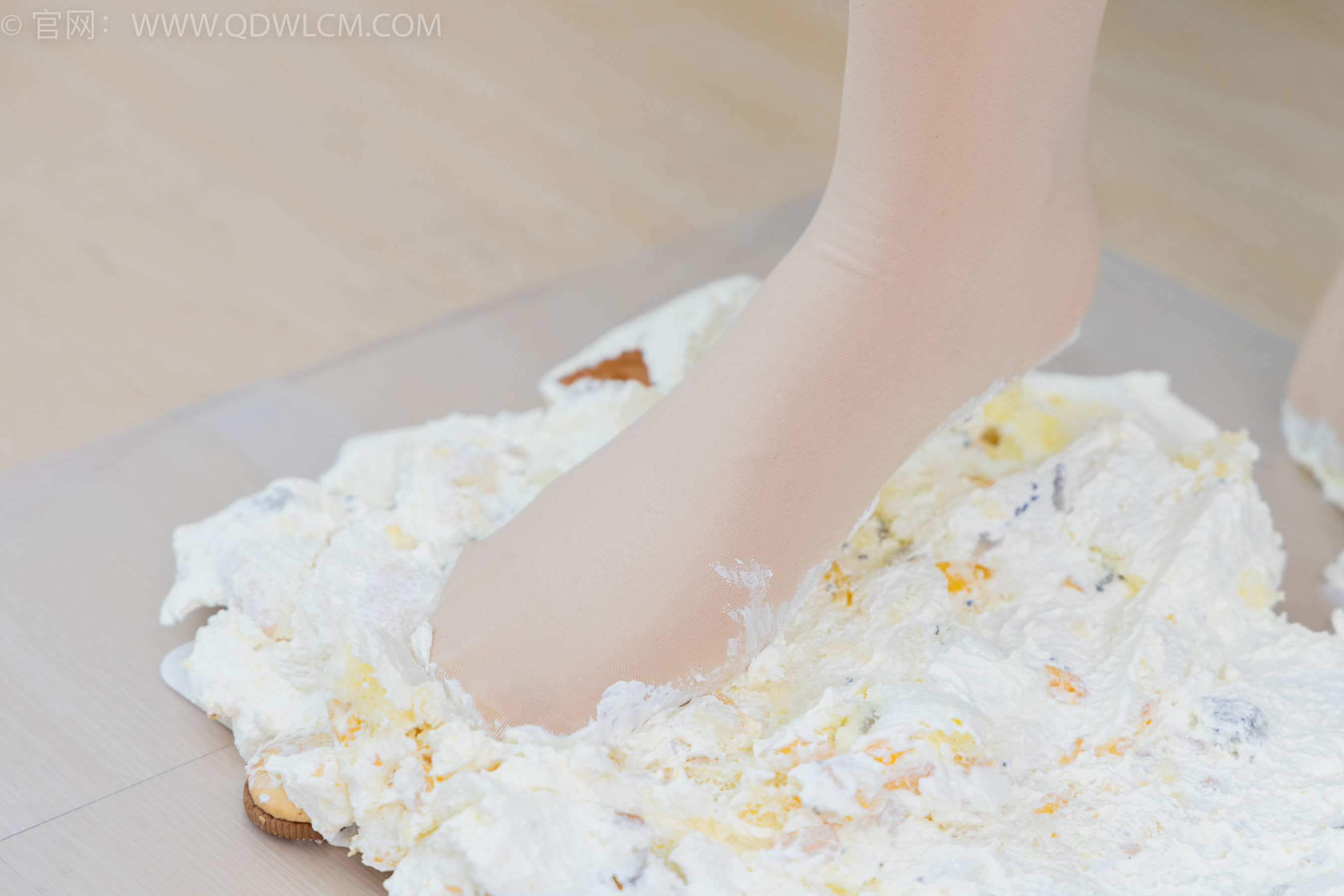 物恋传媒 No.2292 小酒 - 短靴、厚肉丝、踩小蛋糕剧情/(150P)