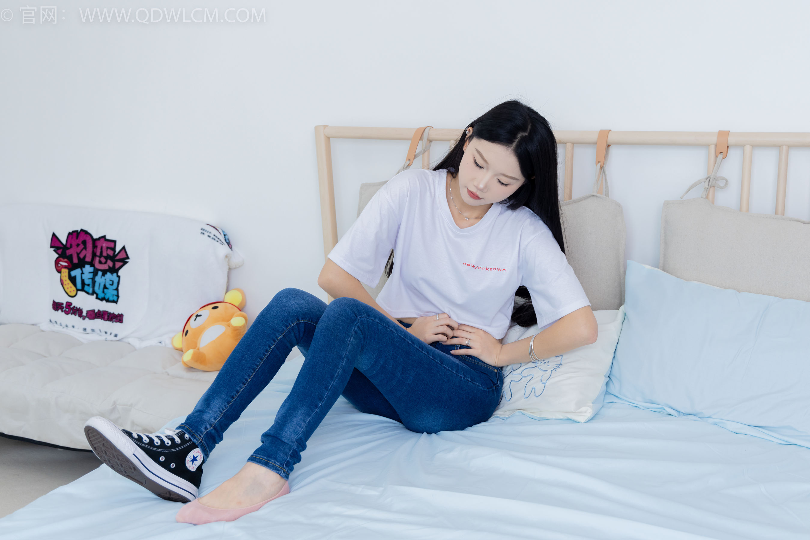 物恋传媒 No.2293 小竹 - 匡威帆布鞋、粉色船袜、肚子疼揉肚子剧情/(160P)