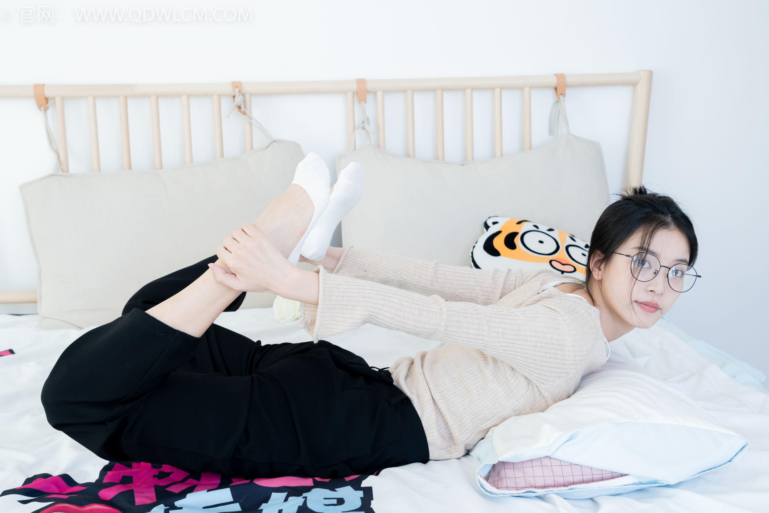 物恋传媒 No.2290 茯苓 - 板鞋、皮鞋、白船袜、黑棉袜、皮筋绑脚老头乐挠脚剧情/(230P)