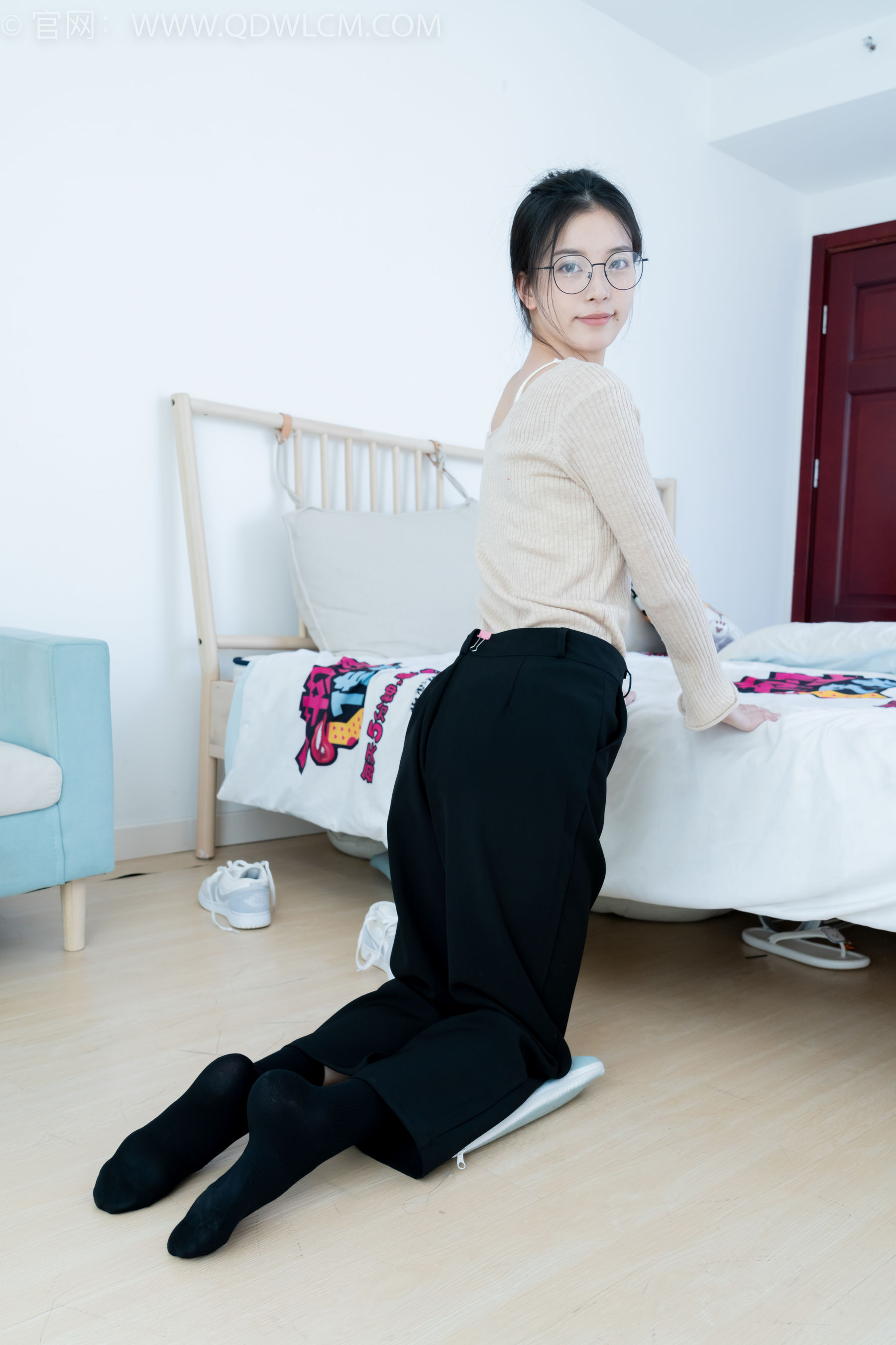 物恋传媒 No.2290 茯苓 - 板鞋、皮鞋、白船袜、黑棉袜、皮筋绑脚老头乐挠脚剧情/(230P)