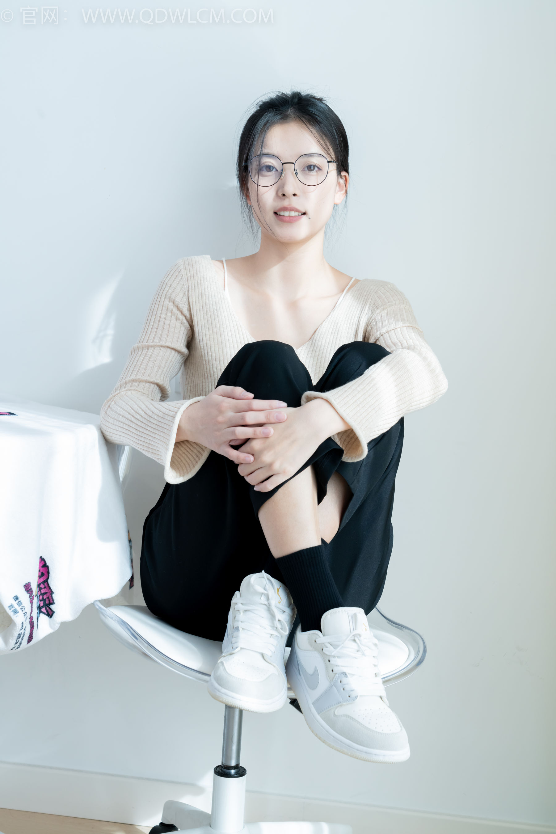 物恋传媒 No.2290 茯苓 - 板鞋、皮鞋、白船袜、黑棉袜、皮筋绑脚老头乐挠脚剧情/(230P)