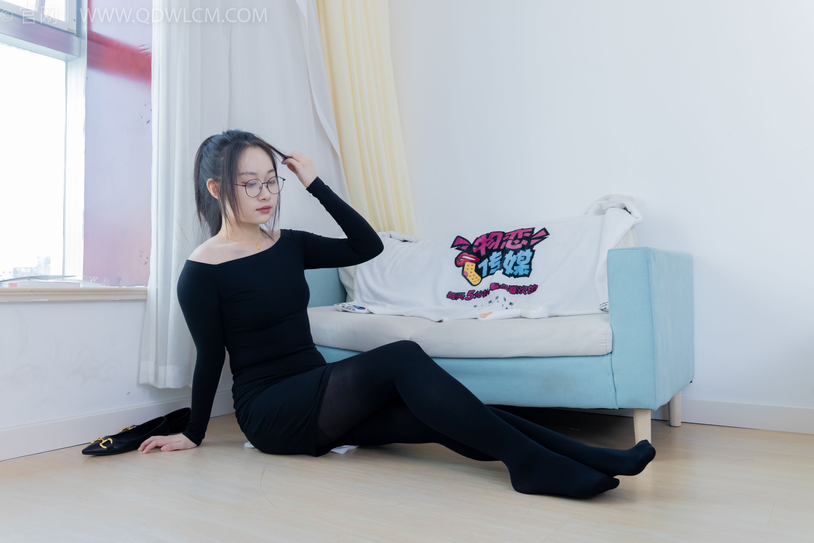 物恋传媒 No.2294 小新 - 平底鞋、厚黑丝、裸足/(150P)