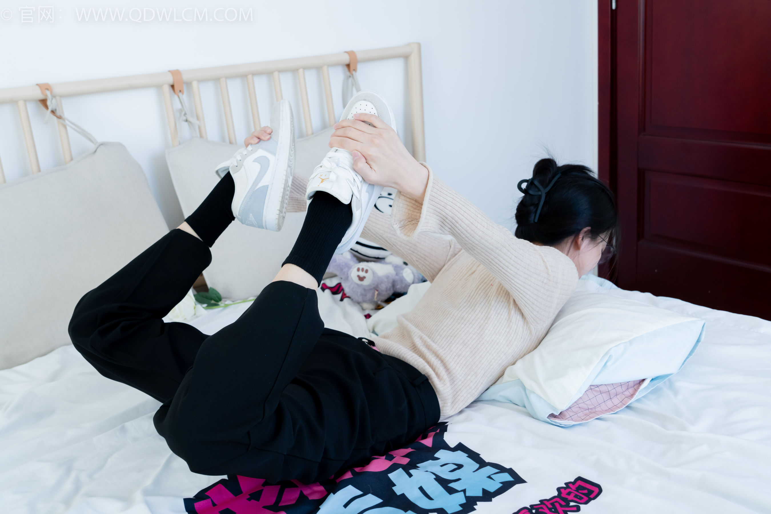 物恋传媒 No.2290 茯苓 - 板鞋、皮鞋、白船袜、黑棉袜、皮筋绑脚老头乐挠脚剧情/(230P)