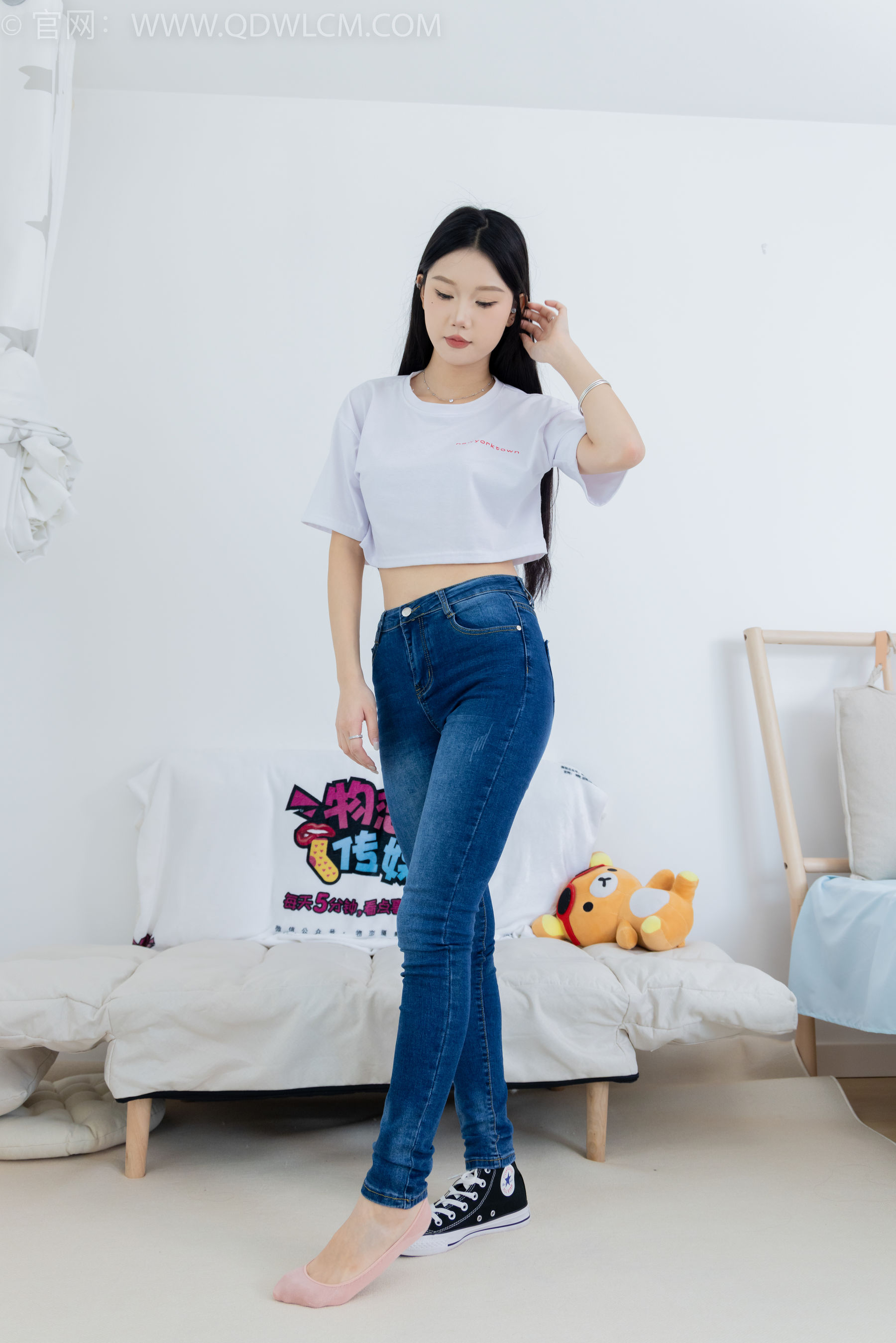 物恋传媒 No.2293 小竹 - 匡威帆布鞋、粉色船袜、肚子疼揉肚子剧情/(160P)