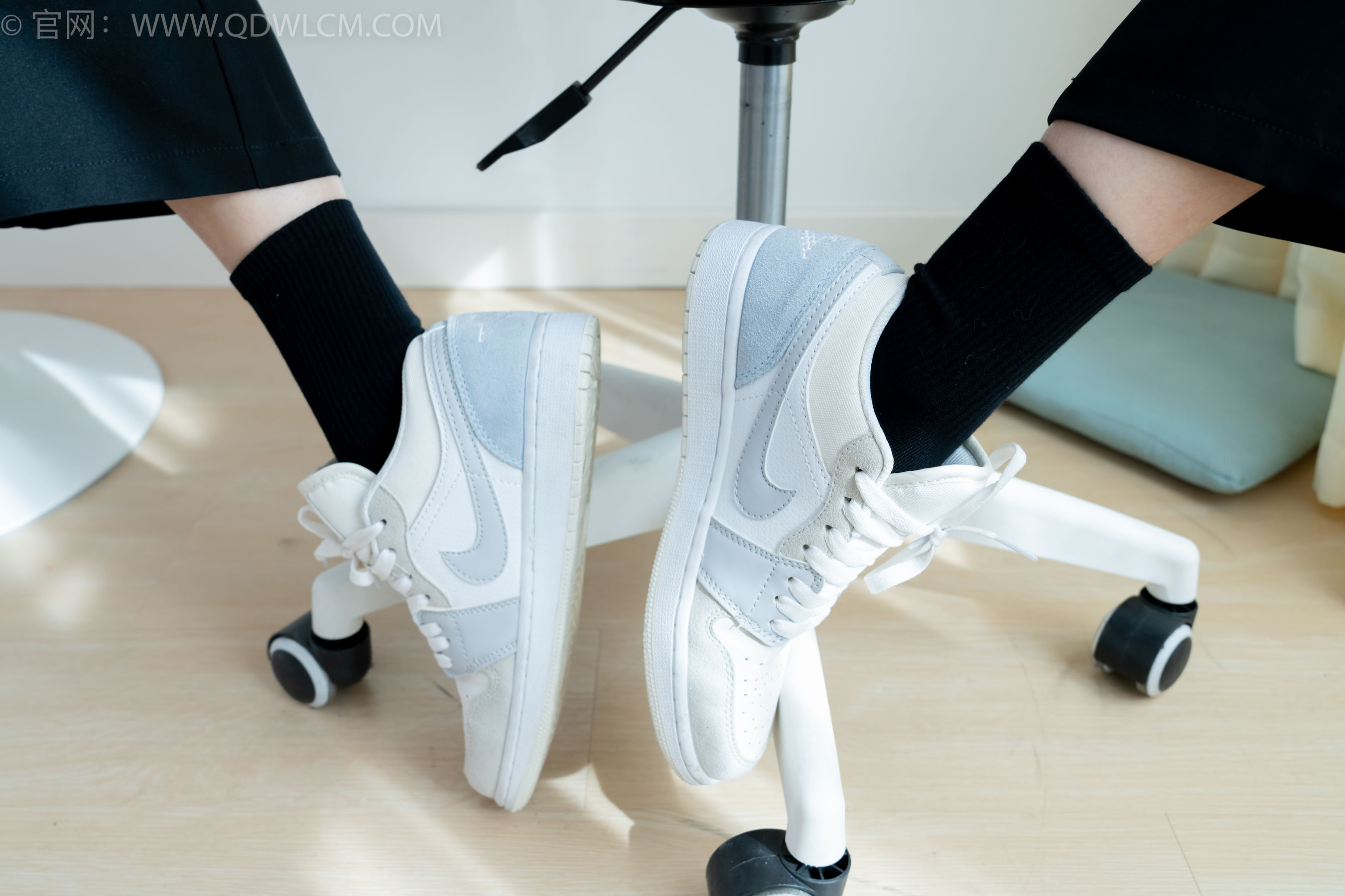 物恋传媒 No.2290 茯苓 - 板鞋、皮鞋、白船袜、黑棉袜、皮筋绑脚老头乐挠脚剧情/(230P)