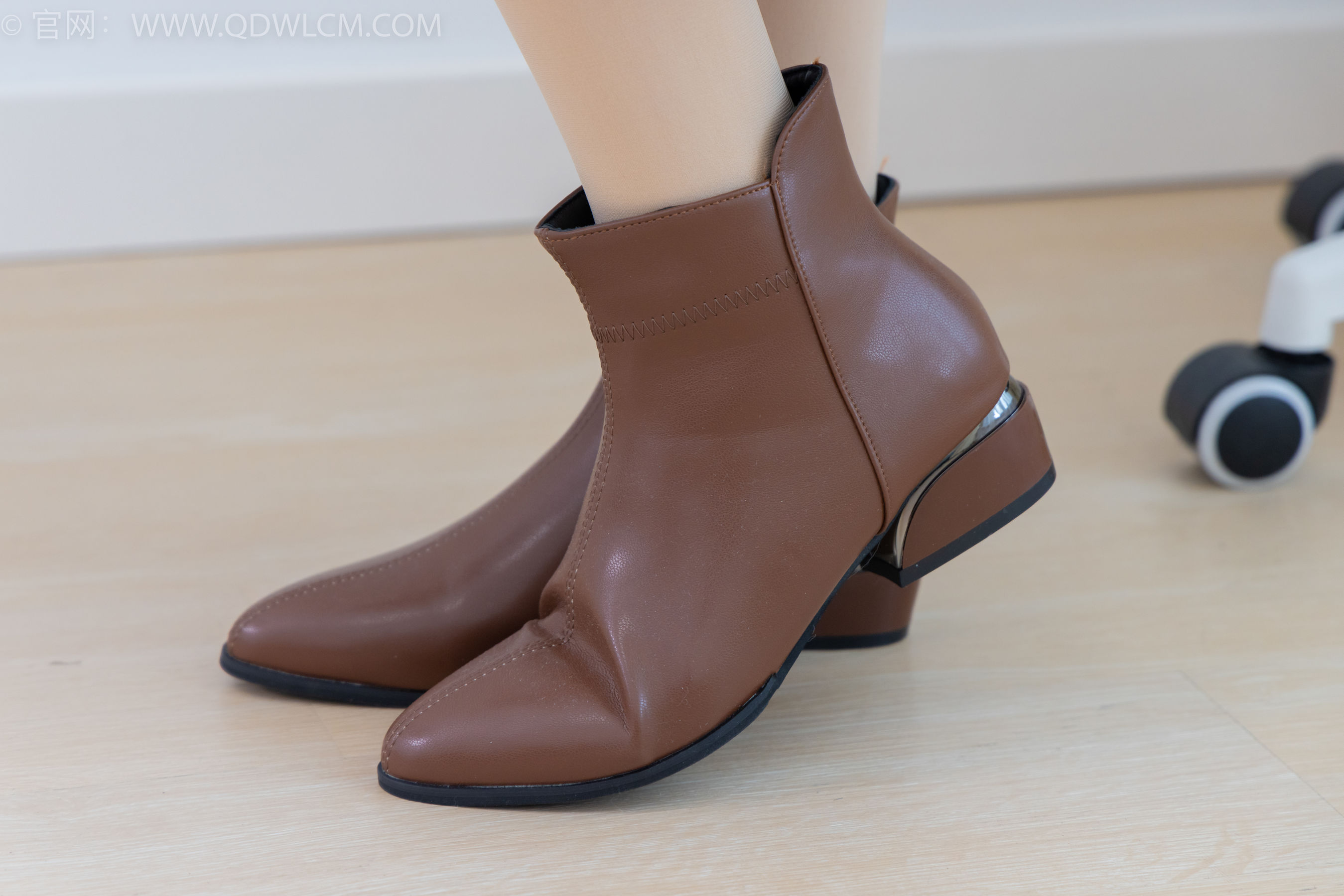 物恋传媒 No.2292 小酒 - 短靴、厚肉丝、踩小蛋糕剧情/(150P)