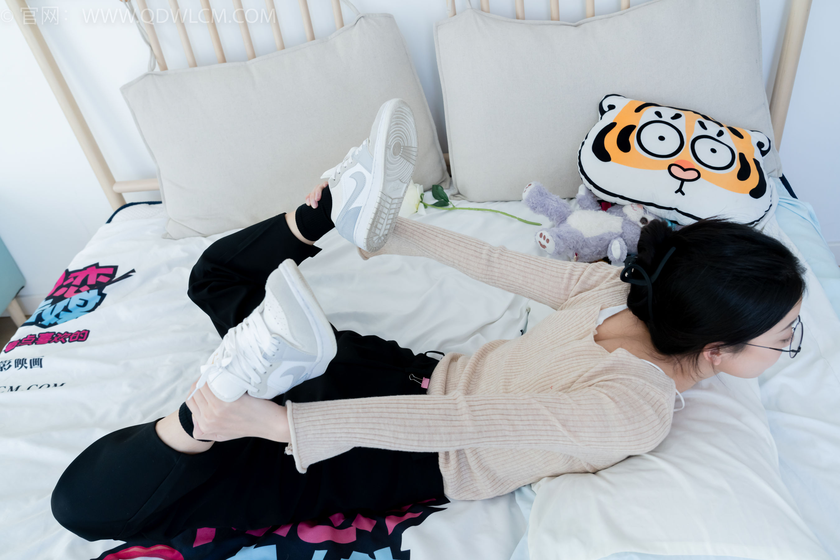 物恋传媒 No.2290 茯苓 - 板鞋、皮鞋、白船袜、黑棉袜、皮筋绑脚老头乐挠脚剧情/(230P)