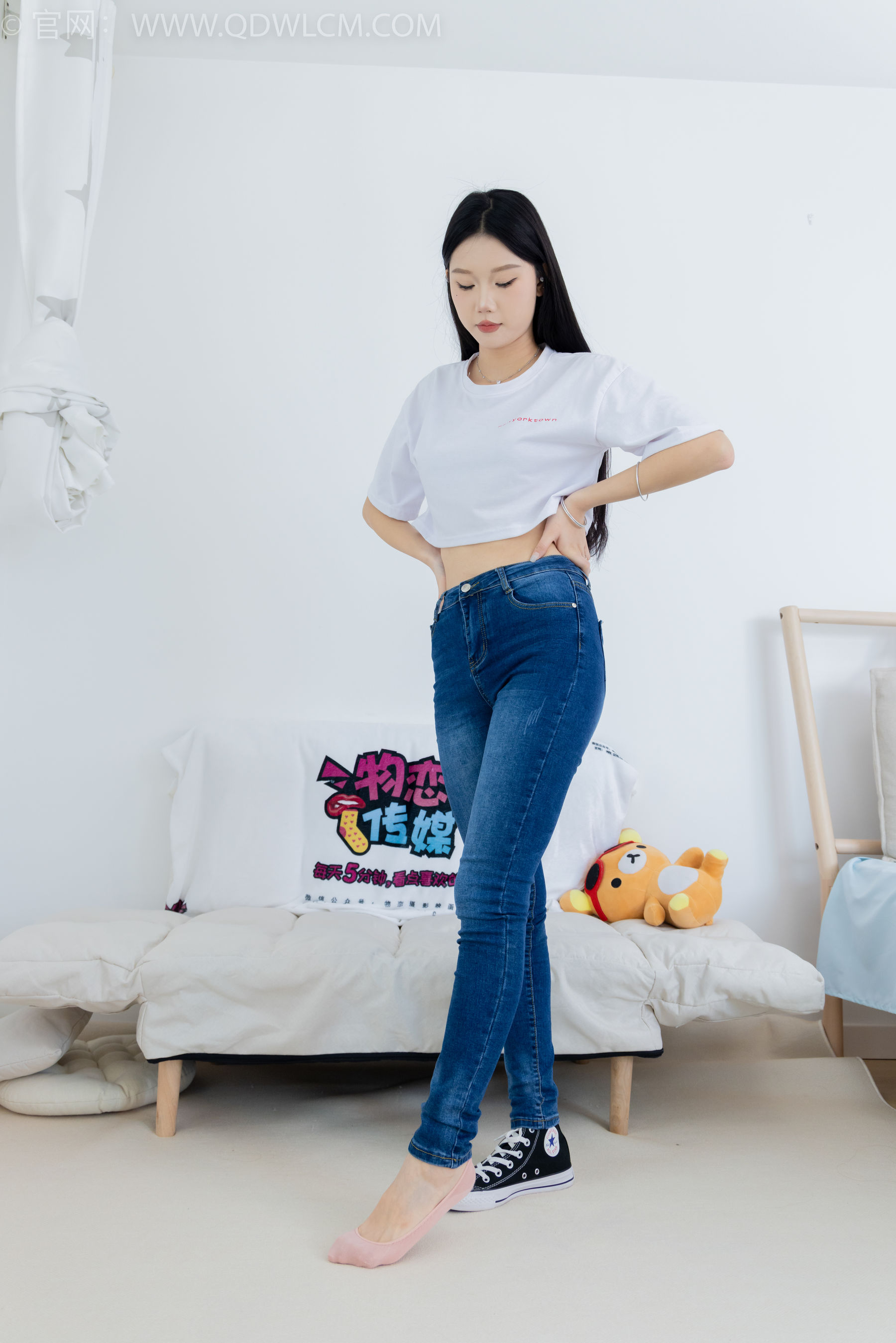 物恋传媒 No.2293 小竹 - 匡威帆布鞋、粉色船袜、肚子疼揉肚子剧情/(160P)