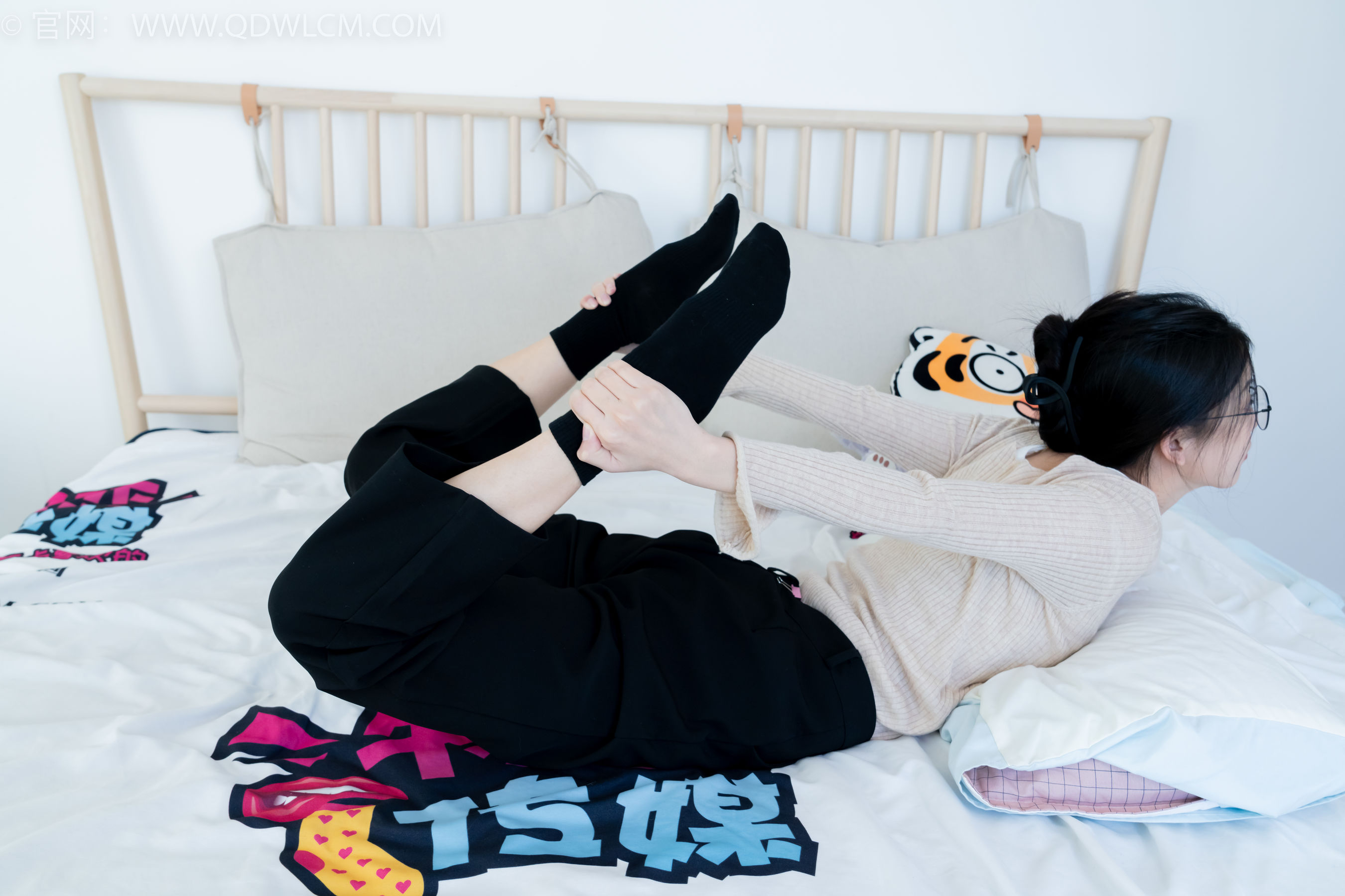 物恋传媒 No.2290 茯苓 - 板鞋、皮鞋、白船袜、黑棉袜、皮筋绑脚老头乐挠脚剧情/(230P)