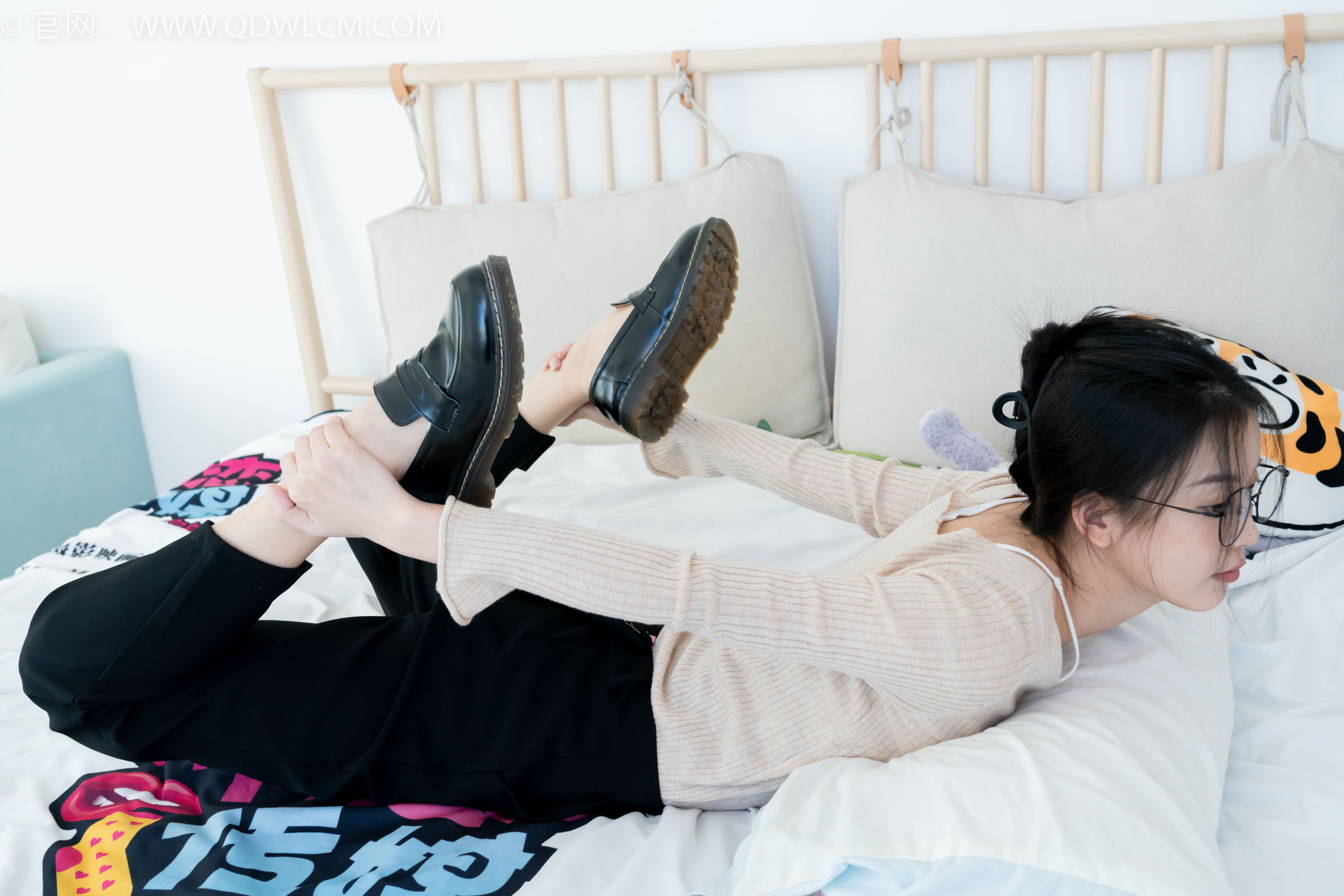 物恋传媒 No.2290 茯苓 - 板鞋、皮鞋、白船袜、黑棉袜、皮筋绑脚老头乐挠脚剧情/(230P)