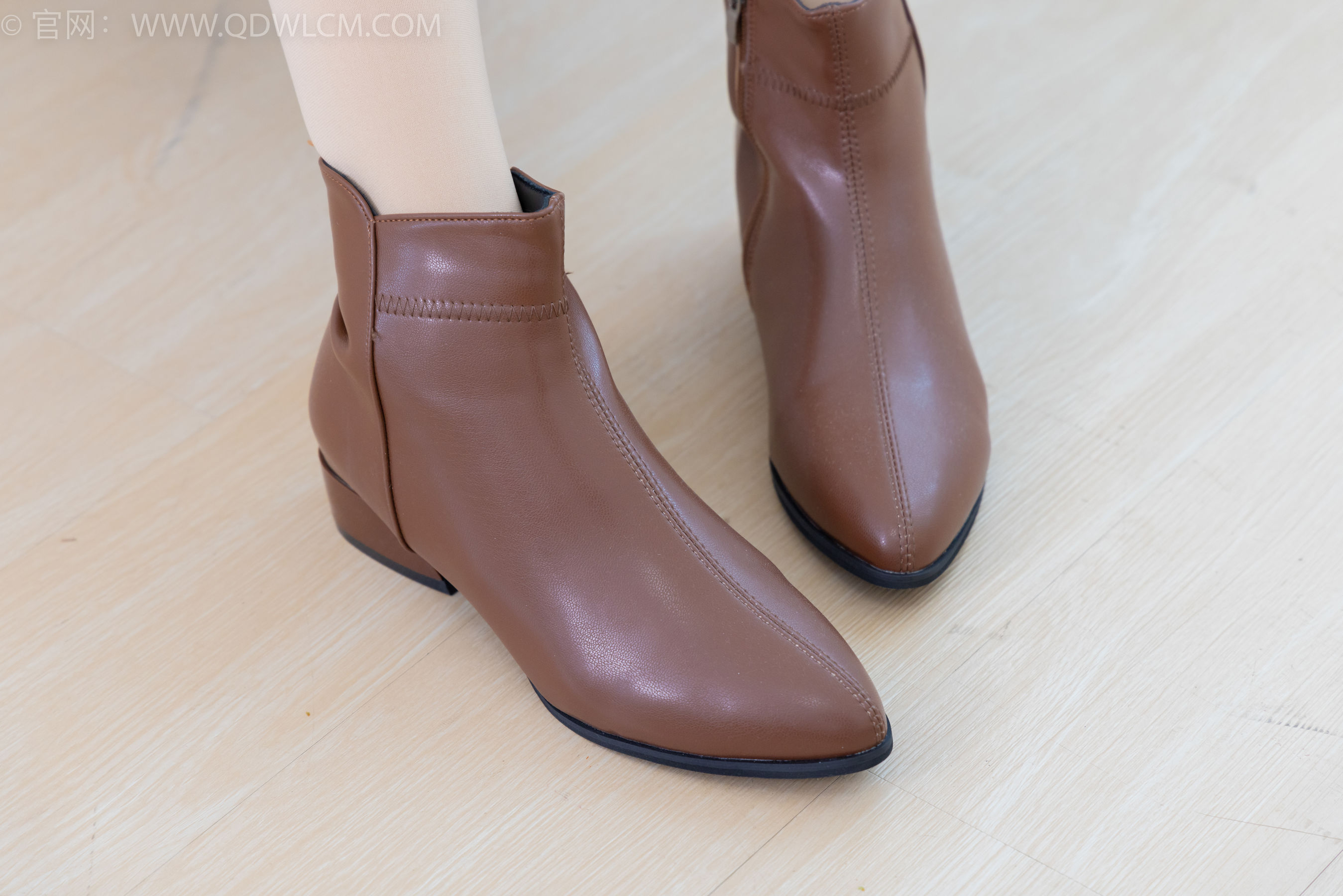 物恋传媒 No.2292 小酒 - 短靴、厚肉丝、踩小蛋糕剧情/(150P)