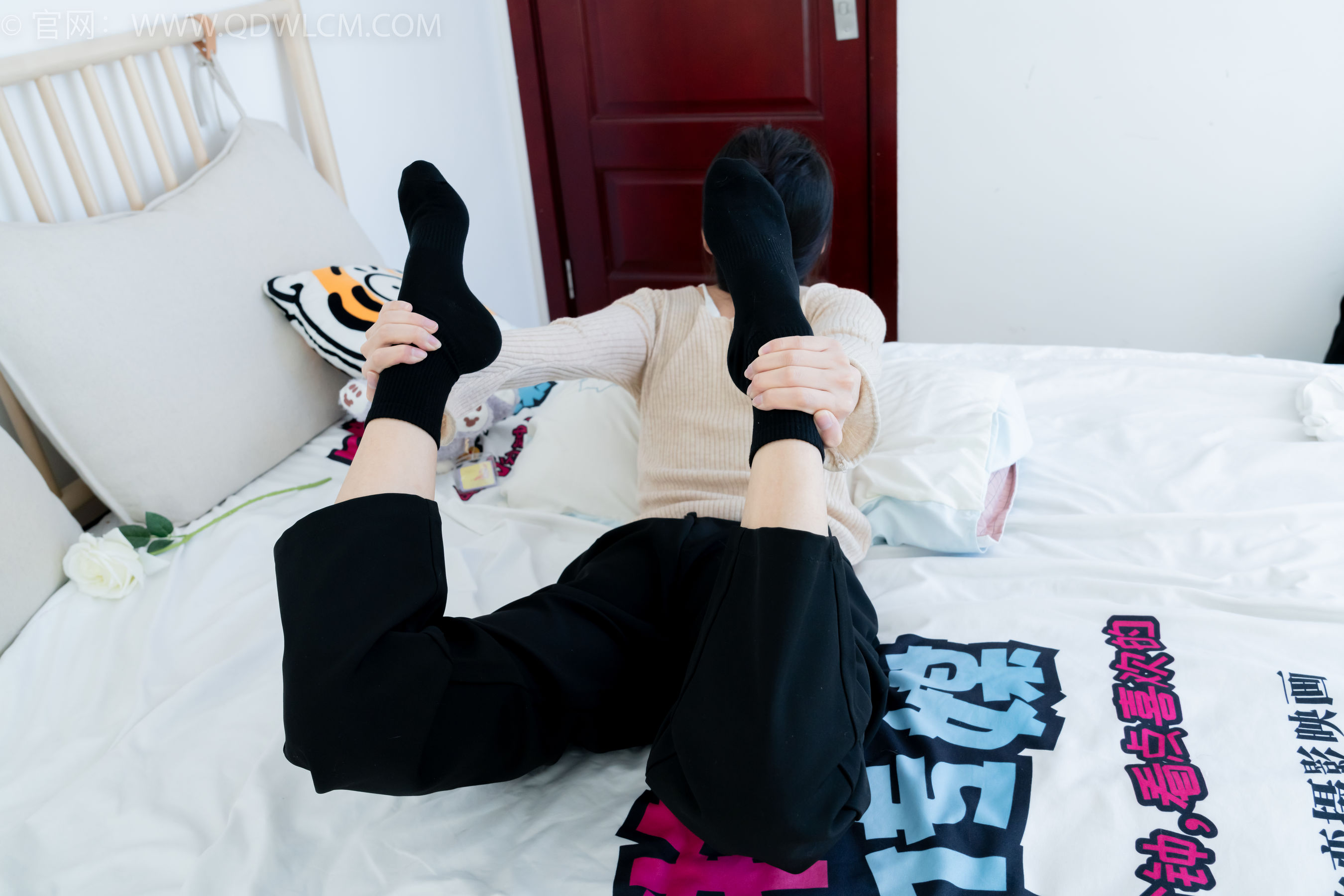 物恋传媒 No.2290 茯苓 - 板鞋、皮鞋、白船袜、黑棉袜、皮筋绑脚老头乐挠脚剧情/(230P)