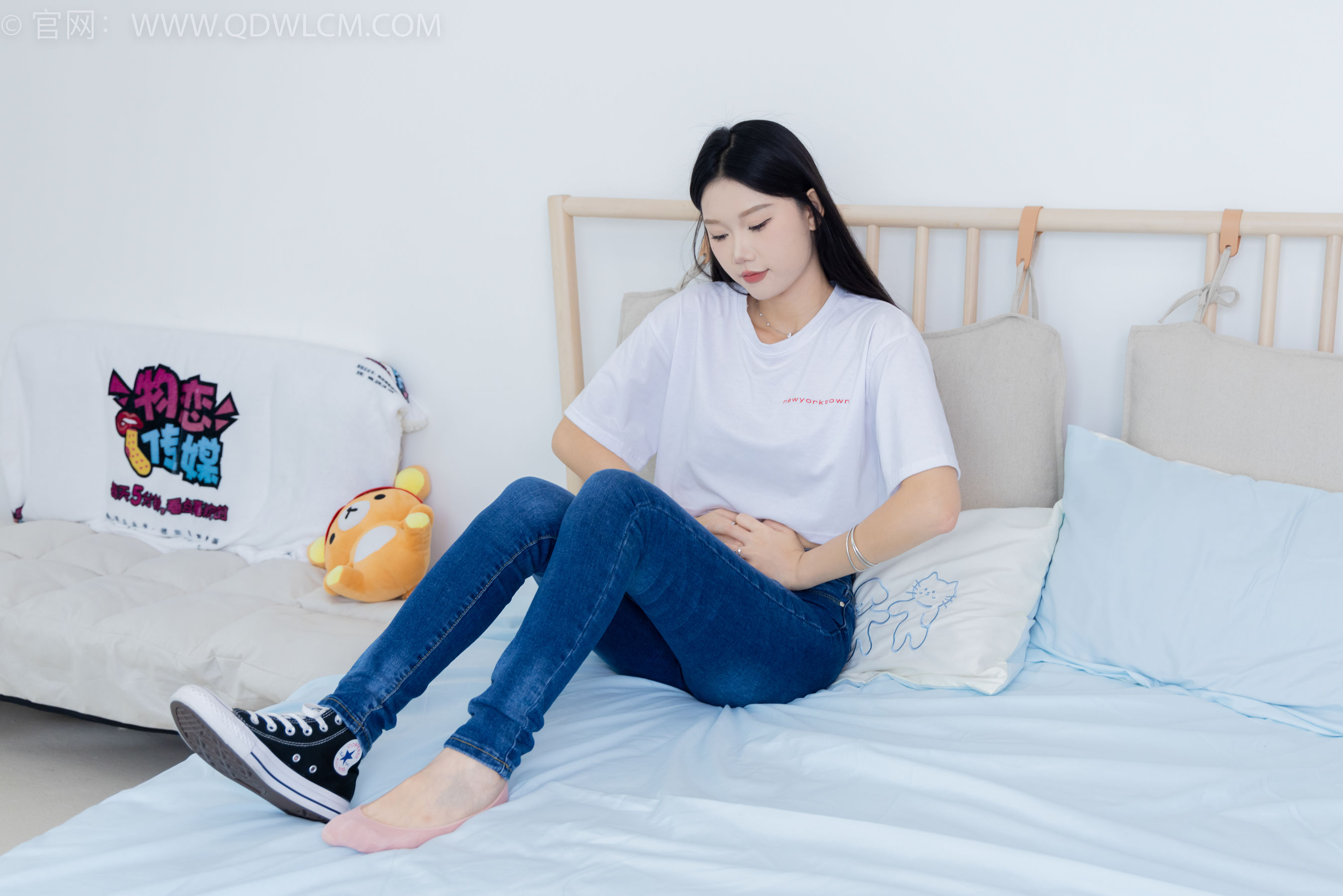 物恋传媒 No.2293 小竹 - 匡威帆布鞋、粉色船袜、肚子疼揉肚子剧情/(160P)