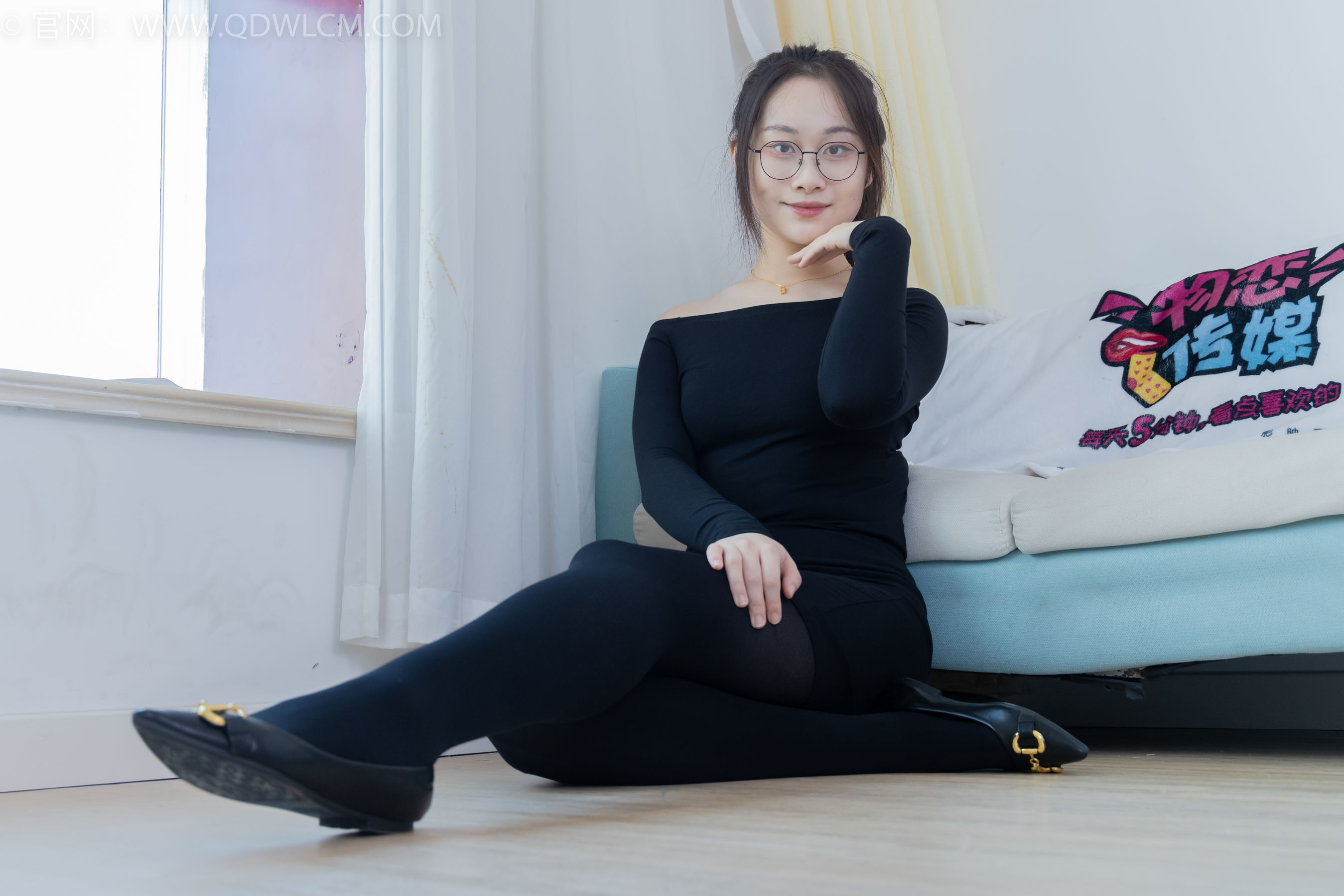 物恋传媒 No.2294 小新 - 平底鞋、厚黑丝、裸足/(150P)