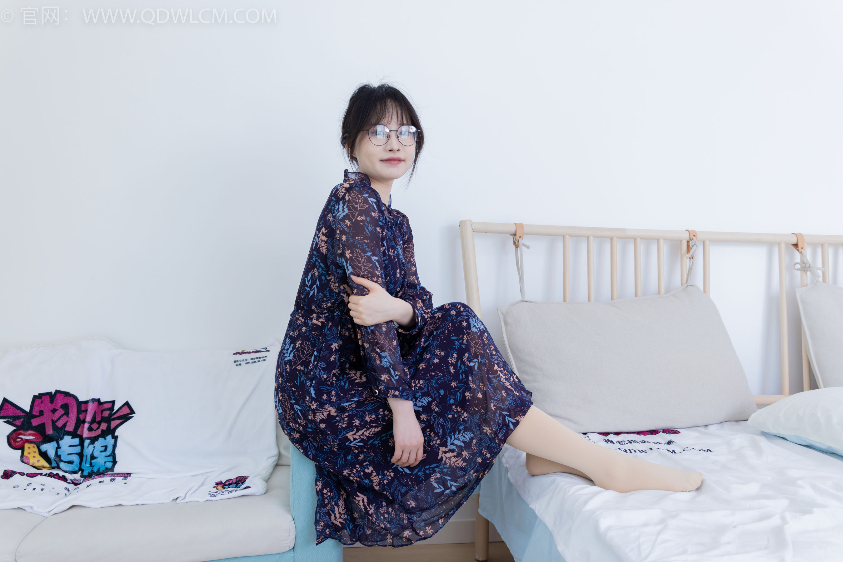 物恋传媒 No.2292 小酒 - 短靴、厚肉丝、踩小蛋糕剧情/(150P)