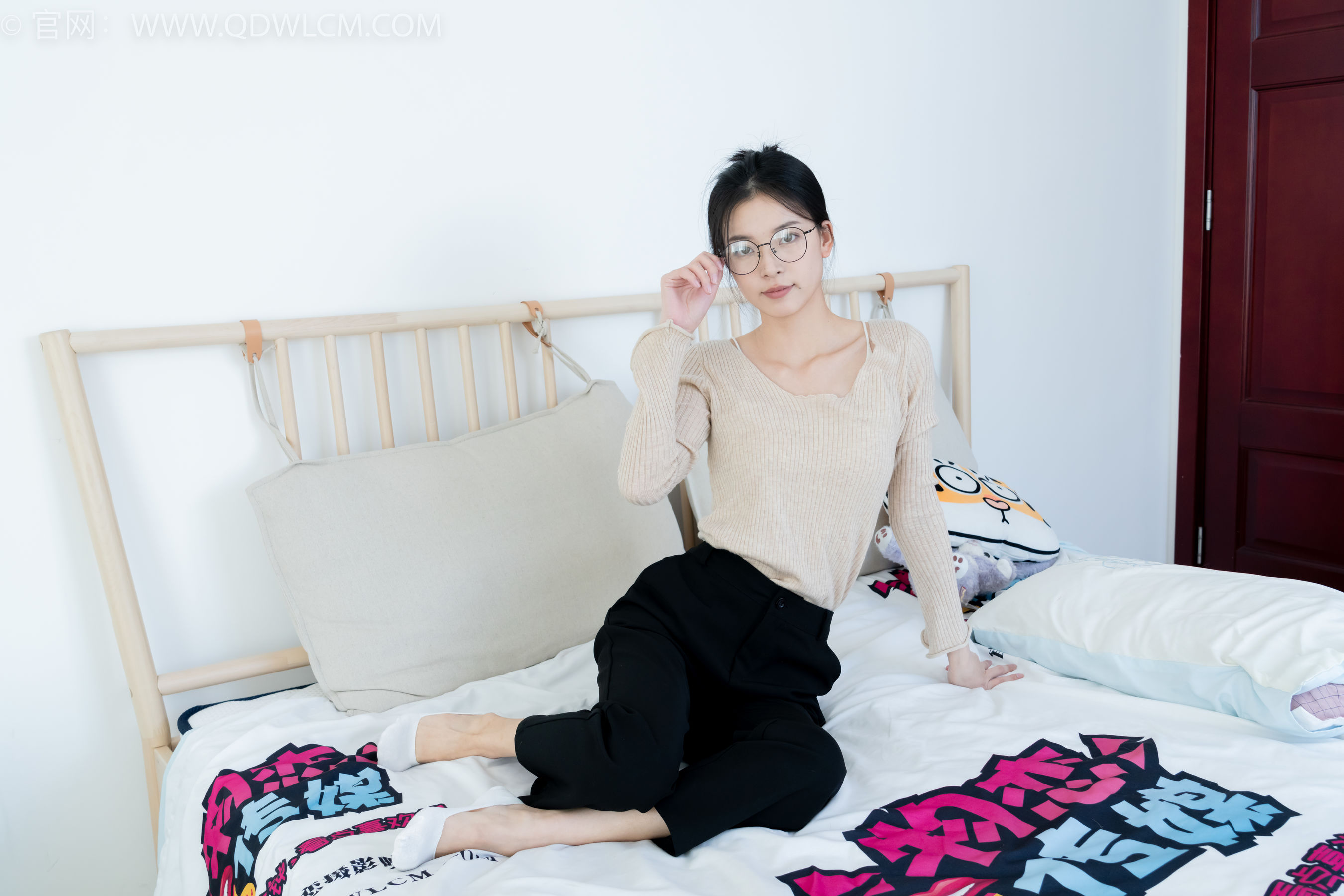 物恋传媒 No.2290 茯苓 - 板鞋、皮鞋、白船袜、黑棉袜、皮筋绑脚老头乐挠脚剧情/(230P)