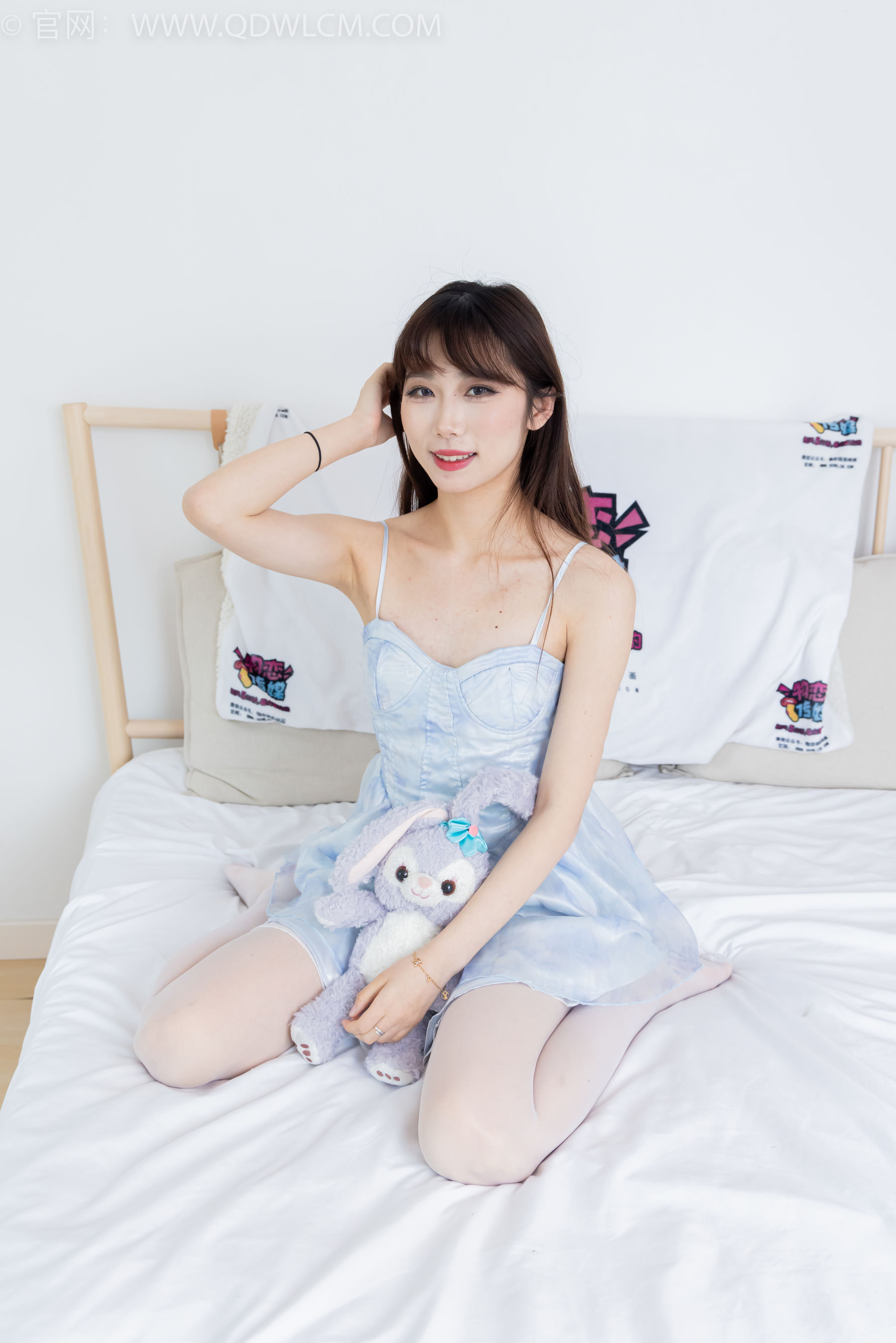 物恋传媒 No.2295 泡泡 - 高跟鞋、薄白丝、裸足/(150P)