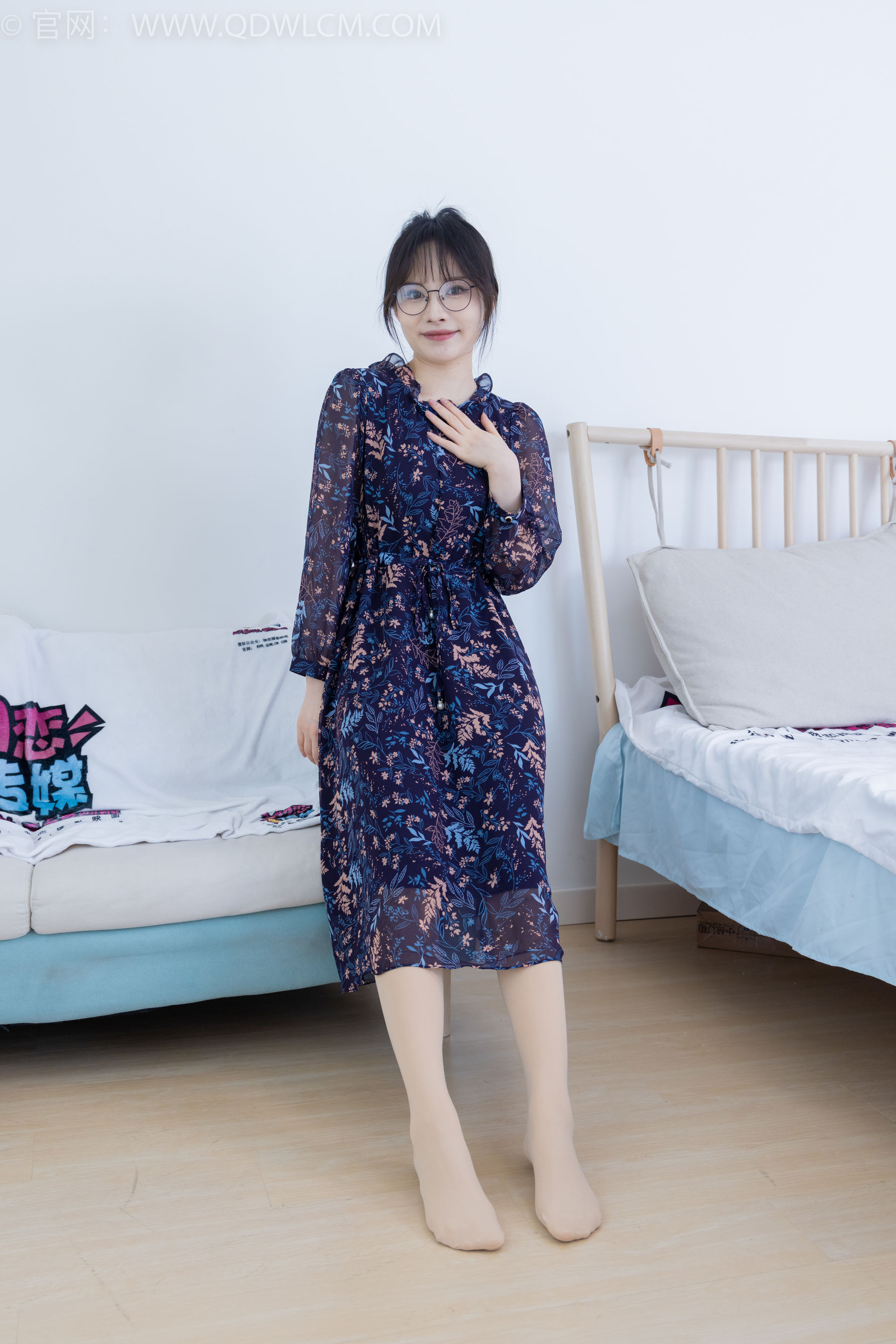 物恋传媒 No.2292 小酒 - 短靴、厚肉丝、踩小蛋糕剧情/(150P)