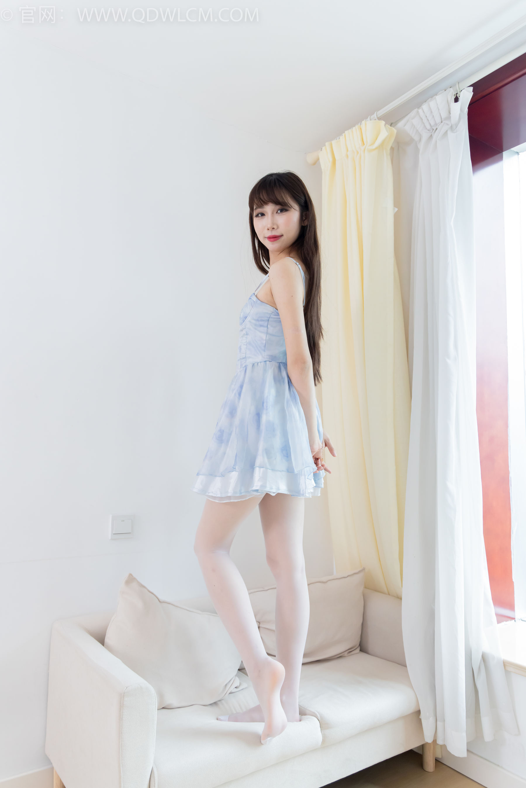 物恋传媒 No.2295 泡泡 - 高跟鞋、薄白丝、裸足/(150P)