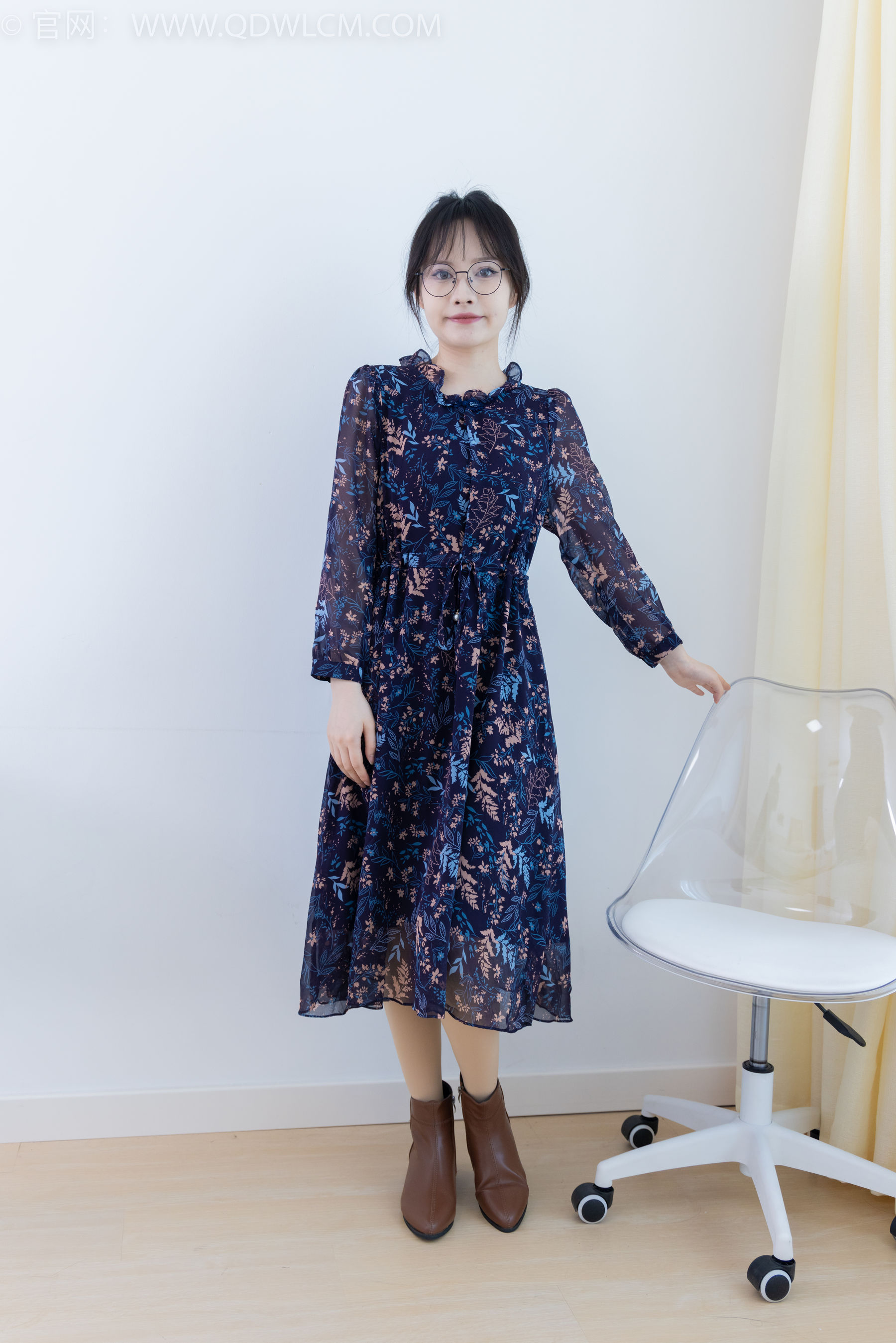 物恋传媒 No.2292 小酒 - 短靴、厚肉丝、踩小蛋糕剧情/(150P)