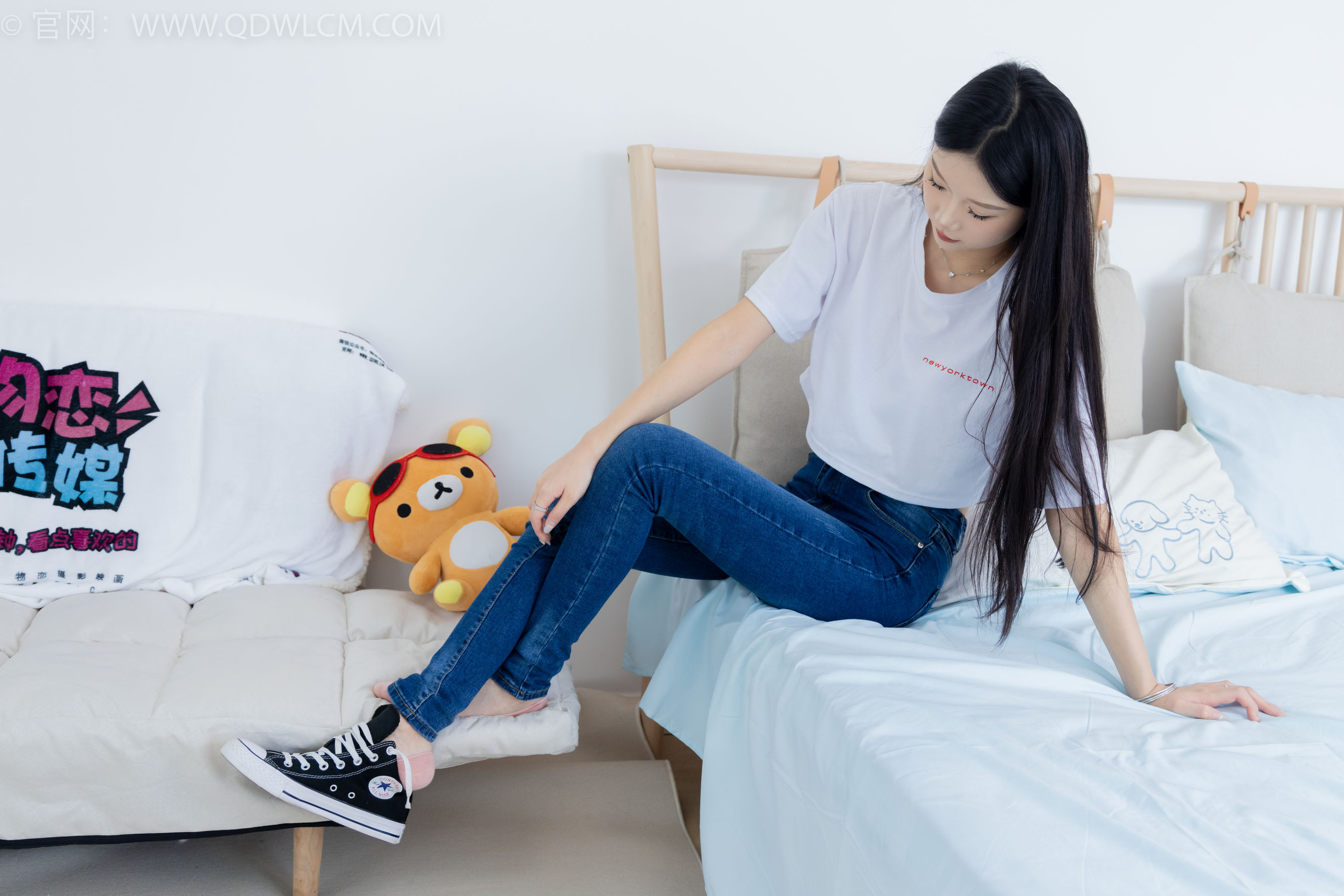 物恋传媒 No.2293 小竹 - 匡威帆布鞋、粉色船袜、肚子疼揉肚子剧情/(160P)