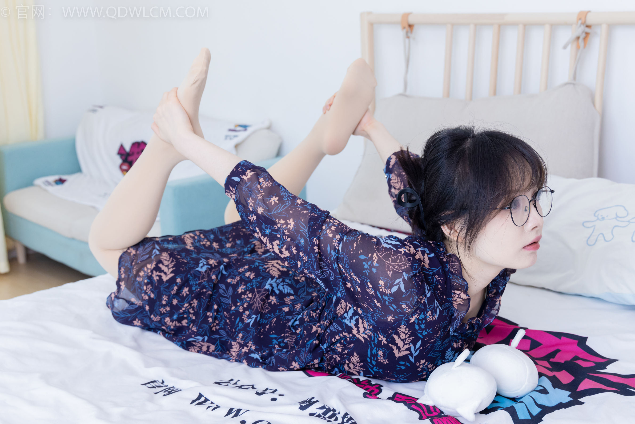 物恋传媒 No.2292 小酒 - 短靴、厚肉丝、踩小蛋糕剧情/(150P)