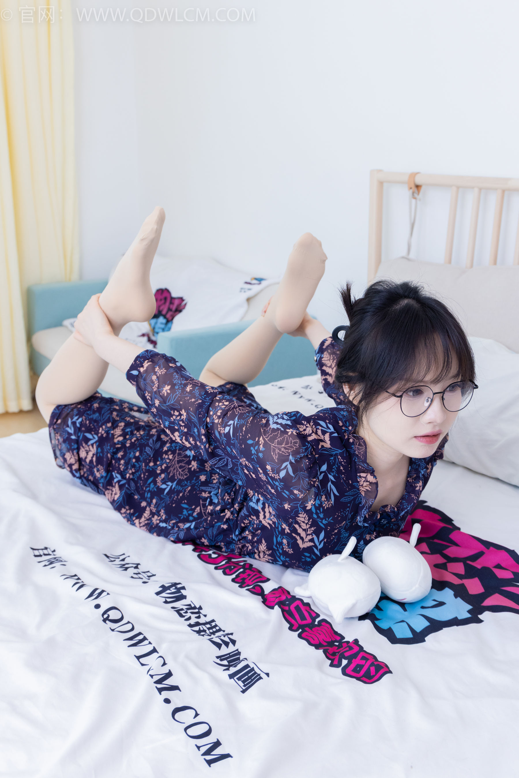 物恋传媒 No.2292 小酒 - 短靴、厚肉丝、踩小蛋糕剧情/(150P)