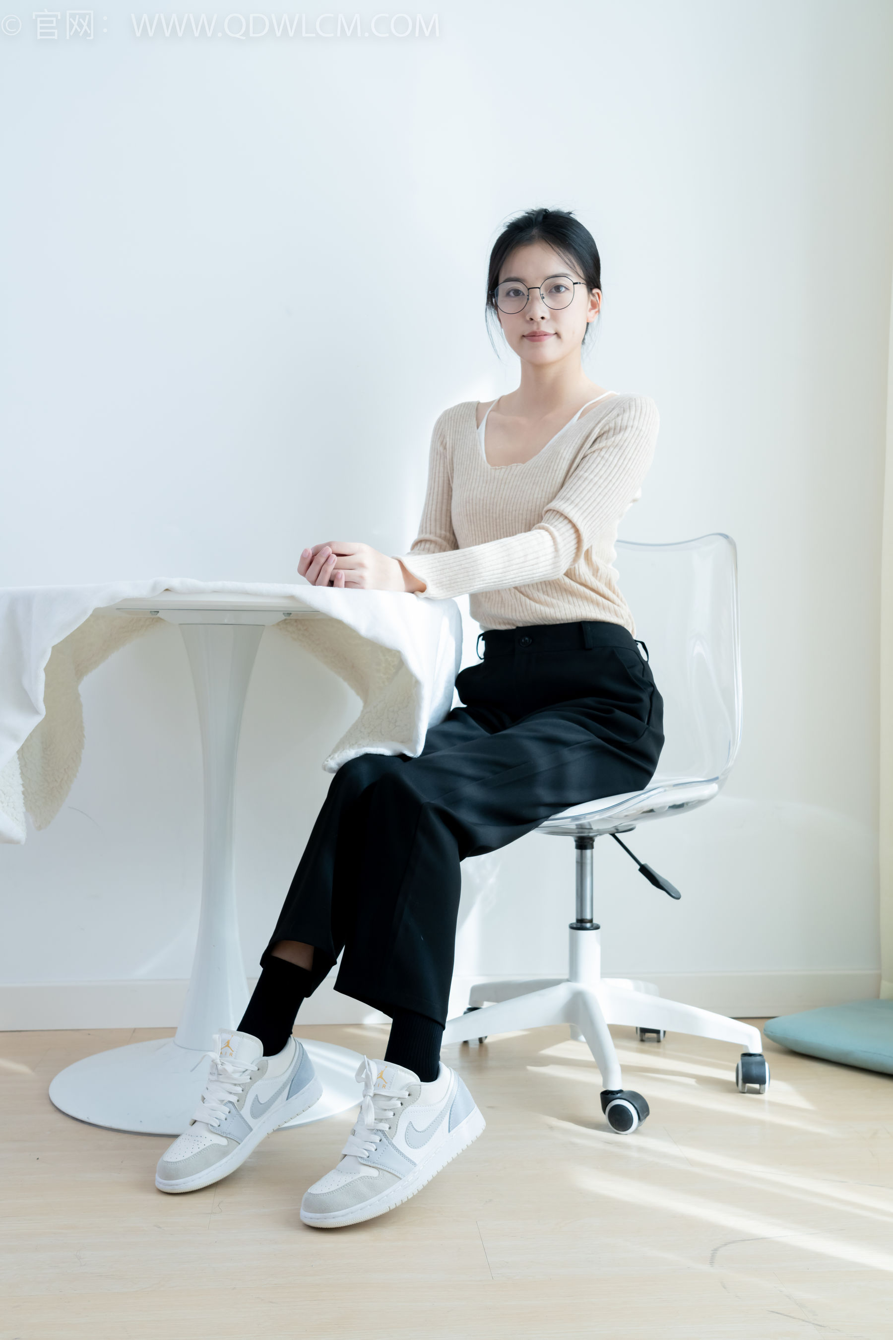 物恋传媒 No.2290 茯苓 - 板鞋、皮鞋、白船袜、黑棉袜、皮筋绑脚老头乐挠脚剧情/(230P)