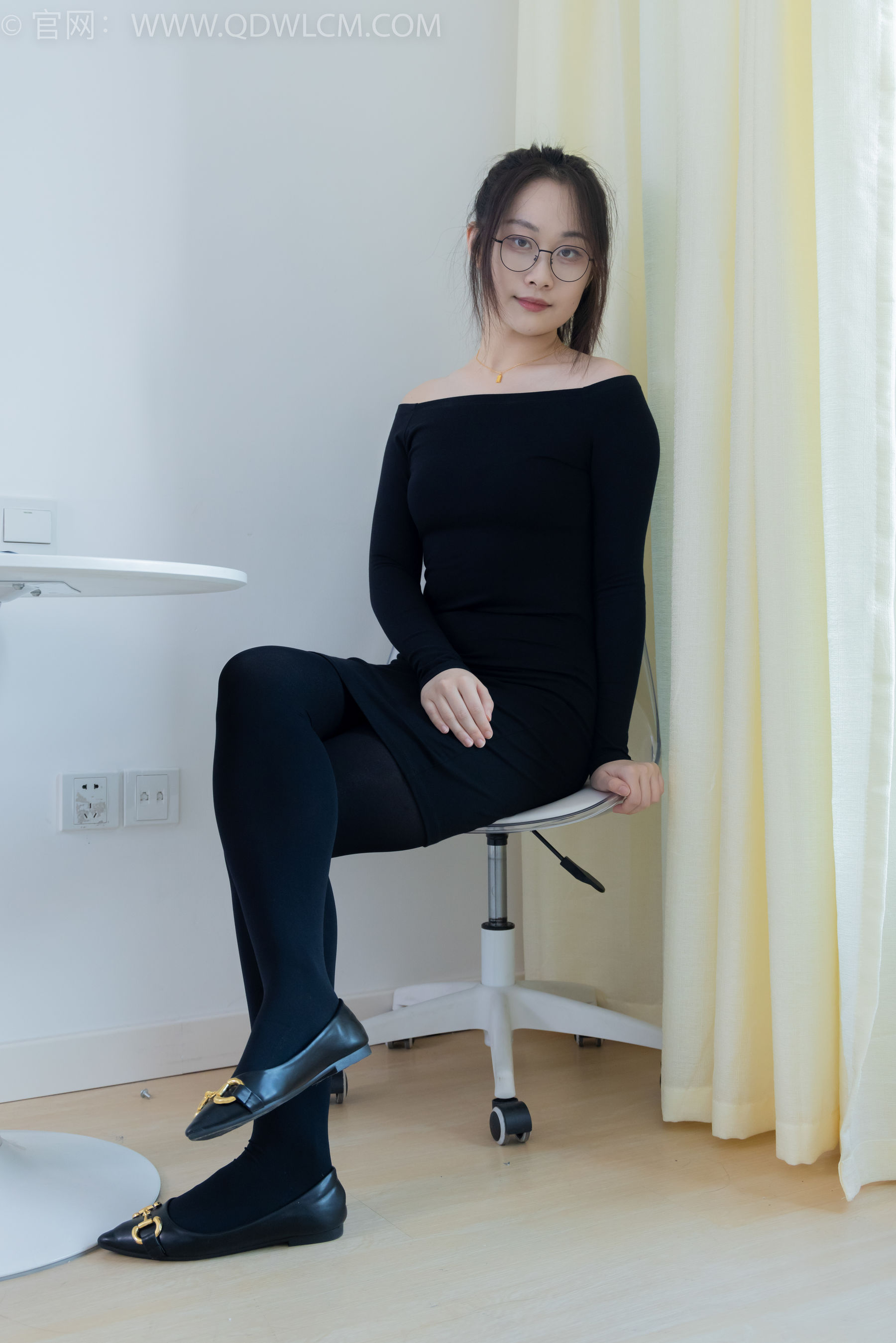 物恋传媒 No.2294 小新 - 平底鞋、厚黑丝、裸足/(150P)