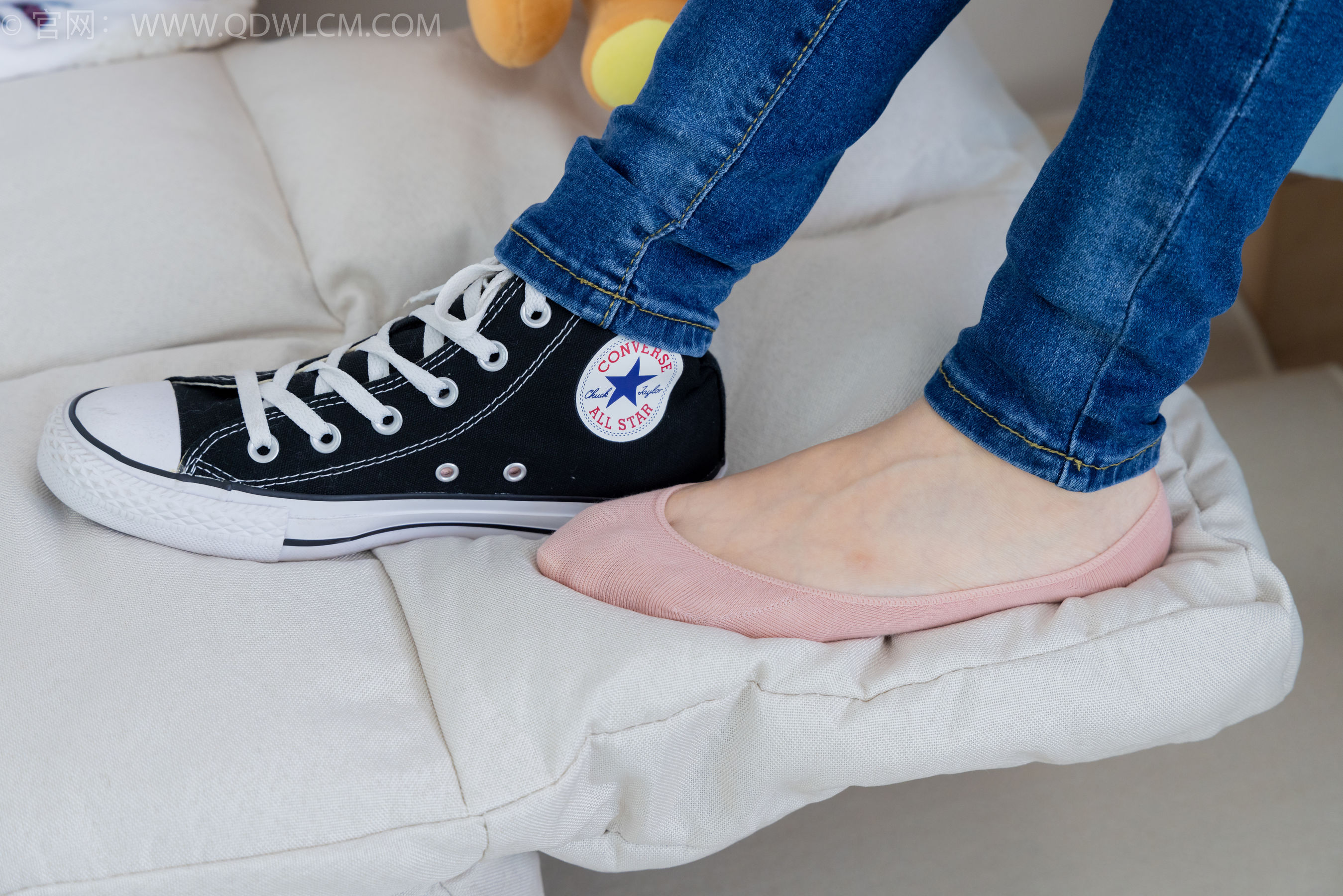 物恋传媒 No.2293 小竹 - 匡威帆布鞋、粉色船袜、肚子疼揉肚子剧情/(160P)